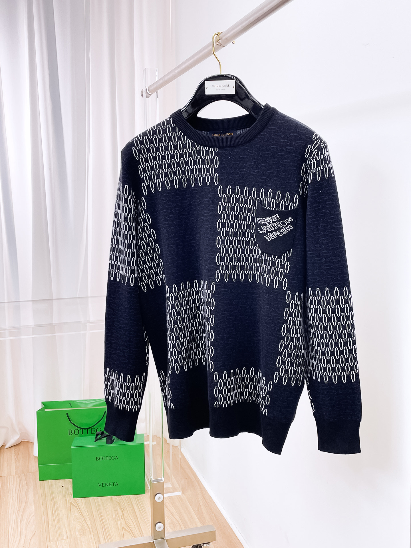 NO:514481,LV checkerboard knitted sweater. The deep and quiet blue base is like a quiet deep sea. The checkerboard plaid is interspersed with fine outlines on the white, and the retro modern feel is instantly full. The blue and white color scheme is refreshing and high-end, and the visual impact is full. The number of codes M~3XL, louis vuitton, sweaters, alexander wang19860909LV 棋盘格针织毛衣.深邃静谧的蓝色打底,就像静谧深海,棋盘格纹以米白色细腻勾勒穿插其中,复古摩登感瞬间拉满,蓝白配色清爽又高级,视觉冲击力 拉满. 码数M~3XL,,louis vuitton,sweaters,alexander wang,Men's clothing