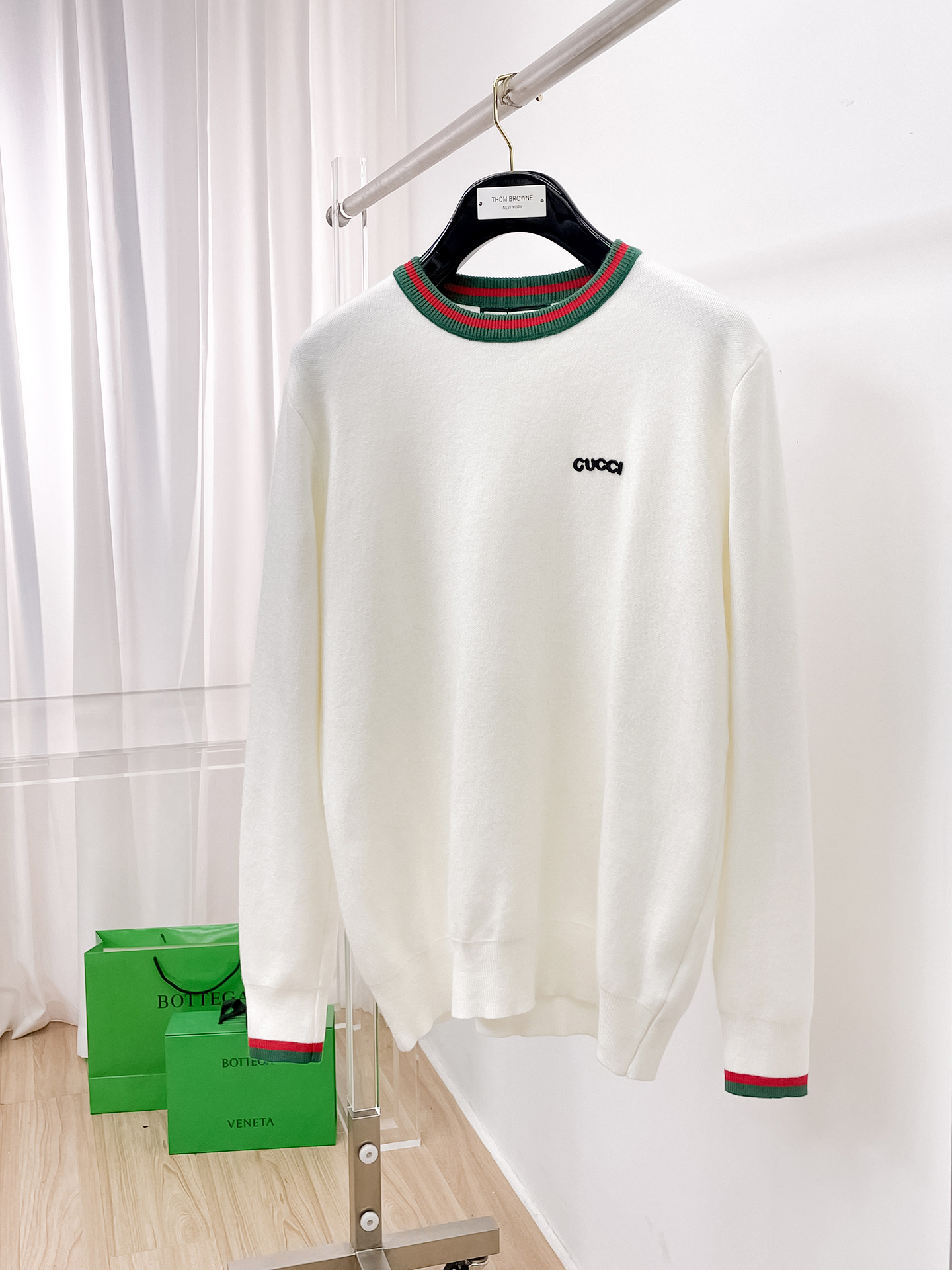 NO:514483,Gucci's unique element this year is to put the single-product printed sweatshirts on Gucci, which are simple but not lacking in luxury. This simple and direct design allows you to feel the charm of the brand at a glance. Take you to recognize new products at the first time, and quickly follow the trend and wear them on them to become the leader of fashion. Number of codes M~3XL, gucci, hoodie, sweatshirts, alexander wang19860909古奇 今年的独特元素就是把在gucci的单品印卫衣上,简约却不失奢潮范儿.这种简单直接的设计,让人一眼就能感受到品牌的魅力.第一时间带你认得新产品,赶紧跟上潮流的脚步十穿上它,成为时尚的引领. 码数M~3XL,,gucci,hoodie,sweatshirts,alexander wang,Men's clothing