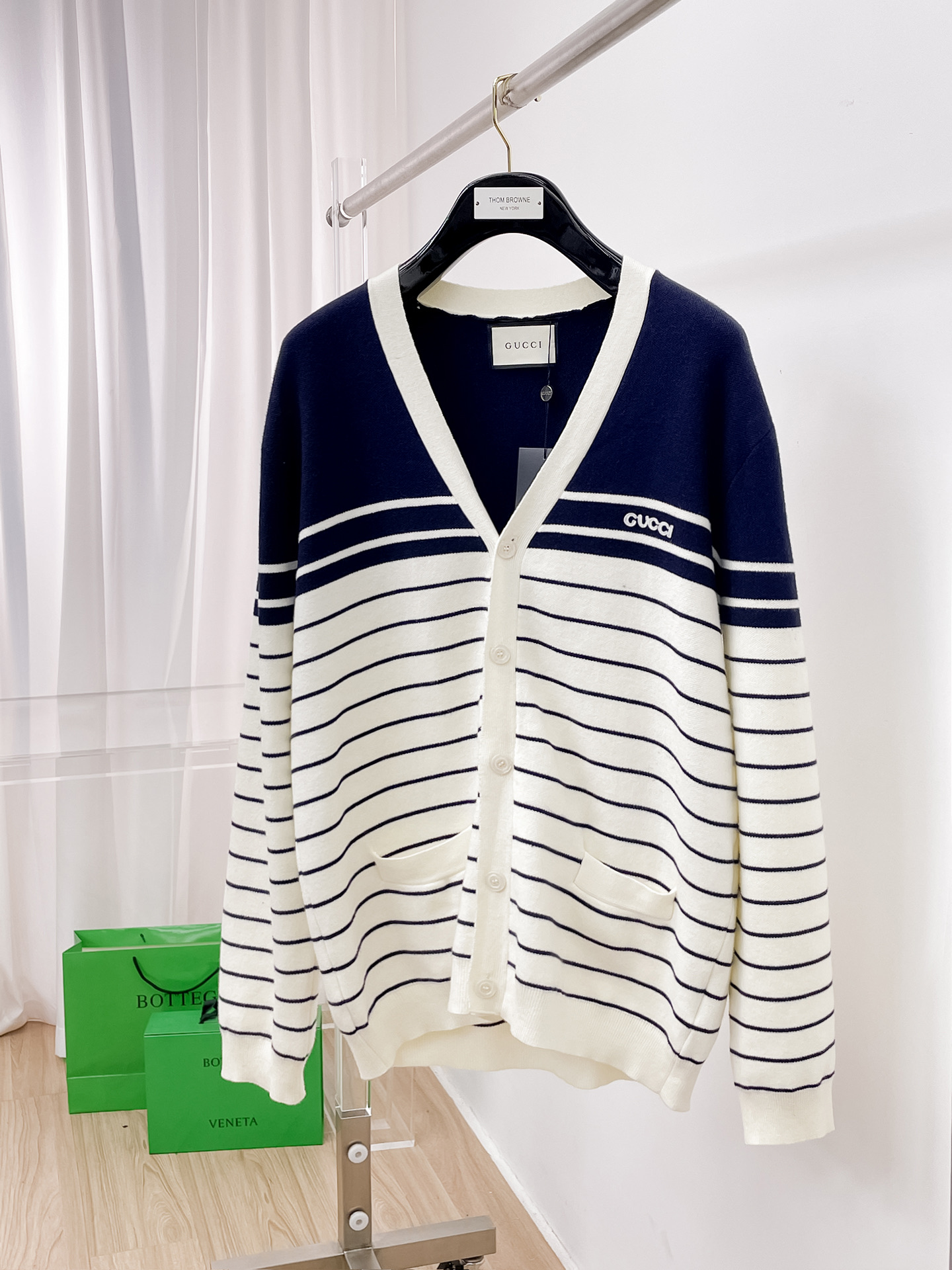 NO:514504,Gucci couple style men and women striped contrasting cardigan 2025 spring and summer series V-neck single-breasted design chest letter embroidery embroidery striped contrasting patchwork casual retro high-end cotton knitted fabric comfortable and skin-friendly loose style not to be picked and wear men and women same size M~3XL, gucci, alexander wang19860909Gucci 古奇 情侣款 男女 条纹撞色开衫 2025春夏系列 V领单排扣设计 胸前字母刺绣点缀 条纹撞色拼接 休闲复古高级 棉质针织面料 舒适亲肤 宽松版型 不挑人穿 男女同款 码数M~3XL,,gucci,alexander wang,Men's clothing