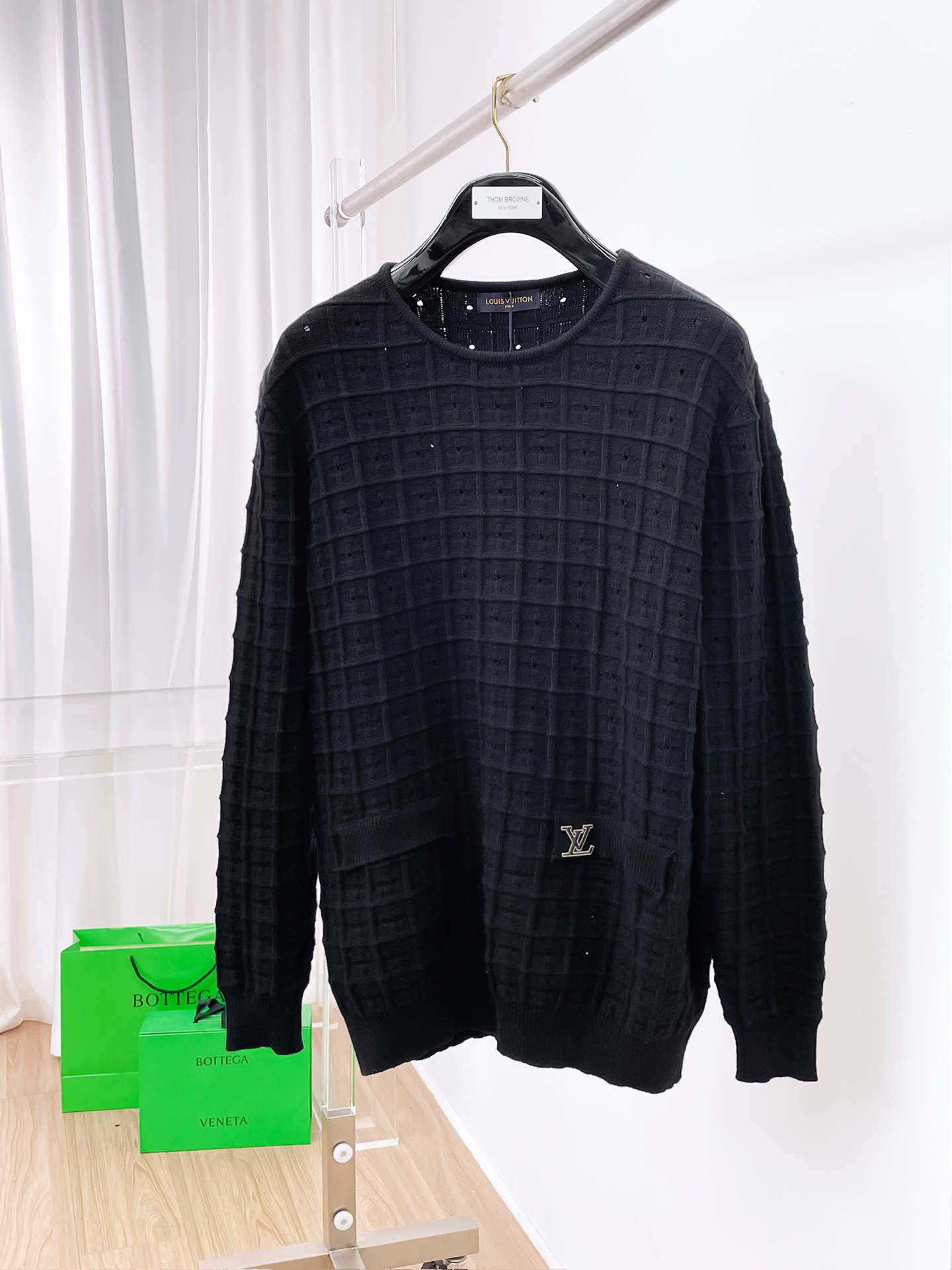 NO:514487,LV Louis Vuitton This permanent black original collar top is made of extremely fine Merino wool, suitable for seasonal layered styles. This versatile top is simple and elegant, creating a casual and formal look. Color black digits M~3XL,,louis vuitton,louis vuitton,alexander wang19860909LV路易威登 这款永久的黑色原领上衣采用极精細的美利诺羊毛制成,适合打造转季的层次造型.這款百搭上衣简约优雅,缔造休闲及较正式的造型. 颜色黑色 码数M~3XL,,louis vuitton,louis vuitton,alexander wang,Men's clothing