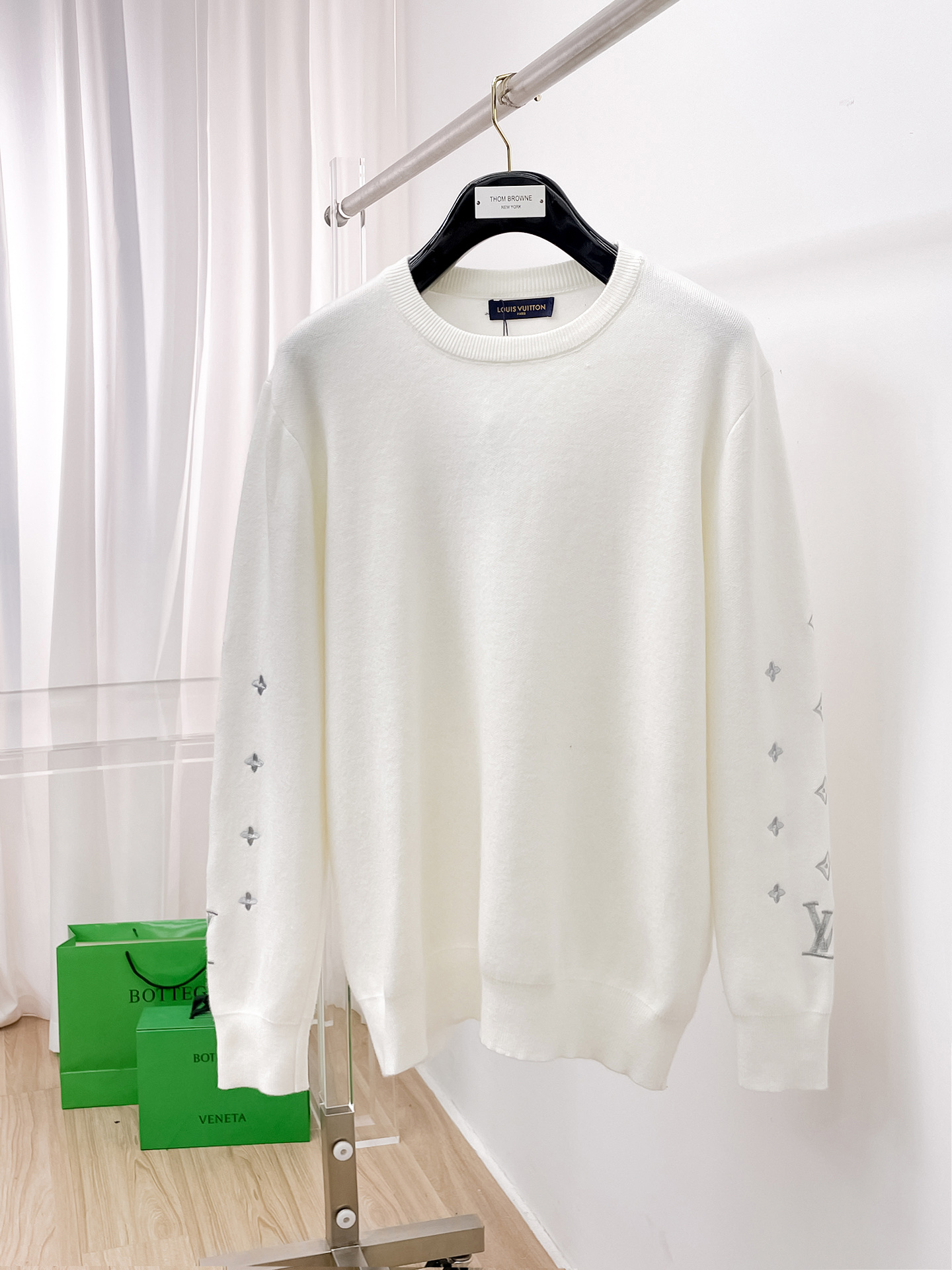 NO:514485,LV Louis Vuitton This versatile top is simple and elegant, creating a casual and formal look. Color white. Number of sizes M~3XL, louis vuitton, louis vuitton, alexander wang19860909LV路易威登 這款百搭上衣简约优雅,缔造休闲及较正式的造型. 颜色白色 码数M~3XL,,louis vuitton,louis vuitton,alexander wang,Men's clothing