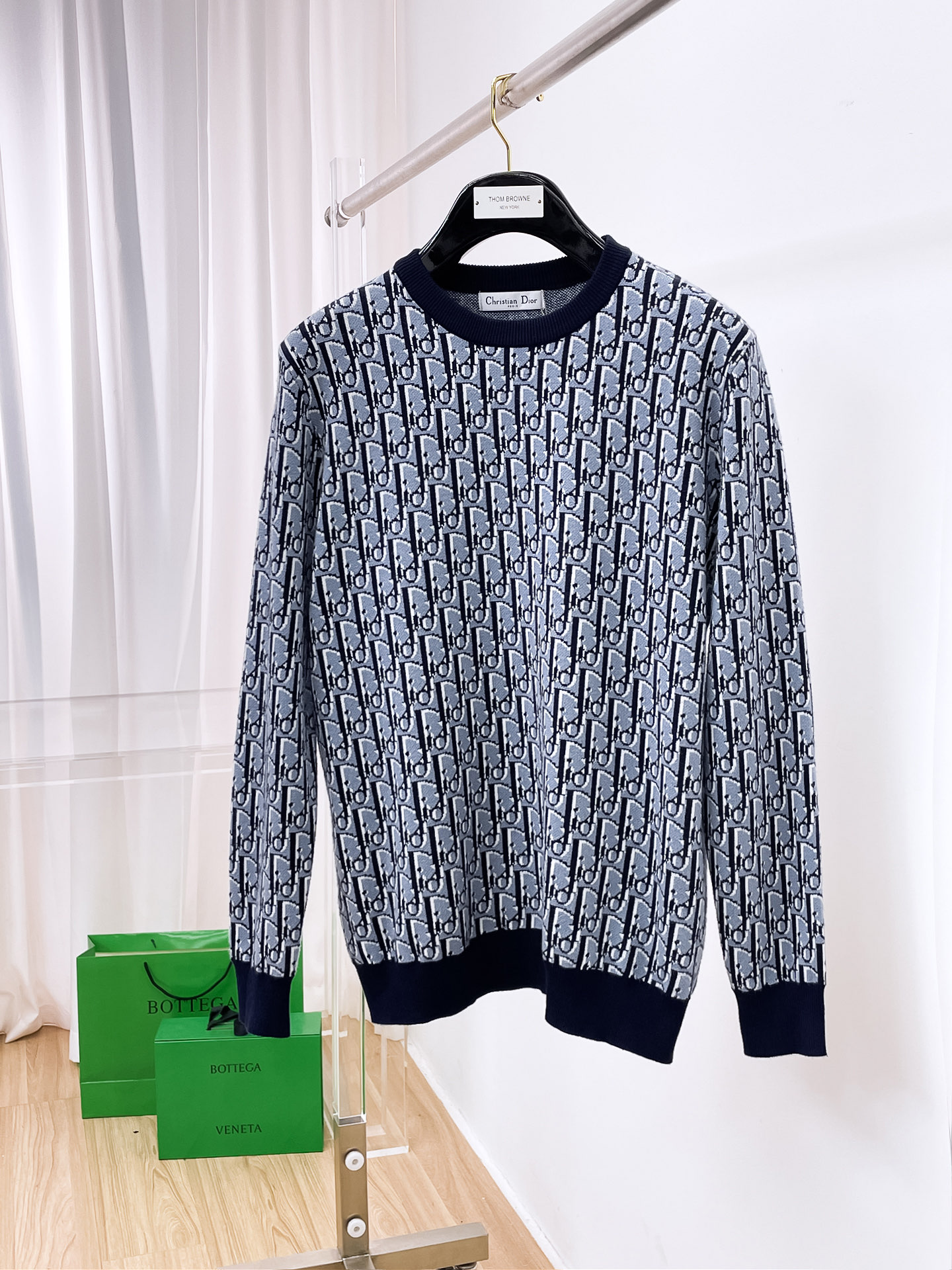 NO:514489,Dior 2025 autumn and winter new model for men and women, calm and versatile, extremely high-end, perfectly integrated with fashion and style, a top fashionable style that perfectly suits the outside wear!  The overall feeling is natural!  Code number M~3XL, dior,alexander wang19860909迪奥 2025秋冬新款男女同款,从容百搭,档次极高,完美融入时尚还有风情感一款完美符合外穿的顶尖时髦气质款！整体给人浑然天成的感觉！ 码数M~3XL,,dior,alexander wang,Men's clothing