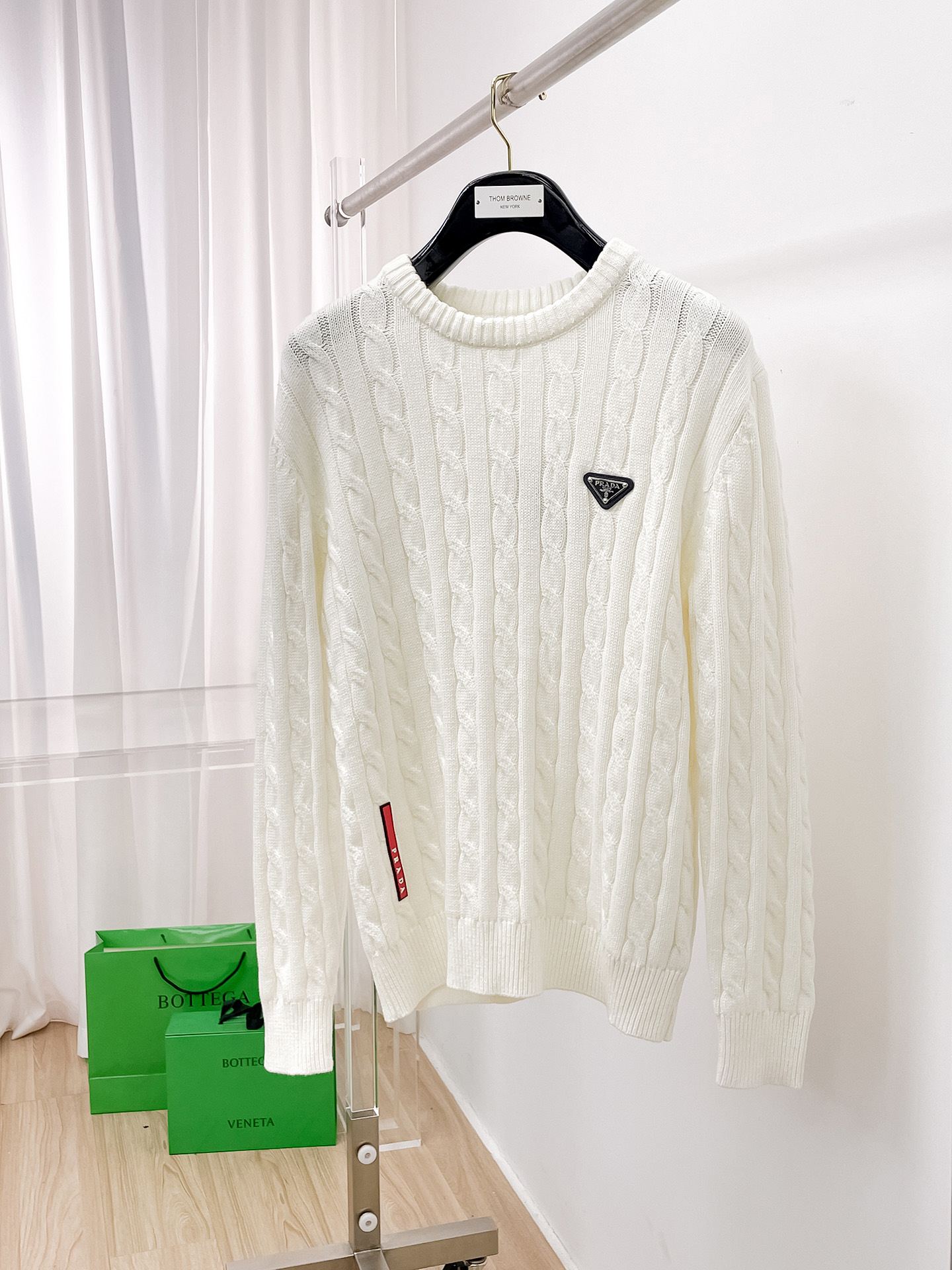 NO:514493,Prada Customized triangle hardware letter logo leather card Twist rope sweater Color black white Number of code M~3XL, prada, sweaters, alexander wang19860909普拉达 定制三角五金字母logo皮牌 麻花扭绳毛衣 颜色黑色 白色 码数M~3XL,,prada,sweaters,alexander wang,Men's clothing