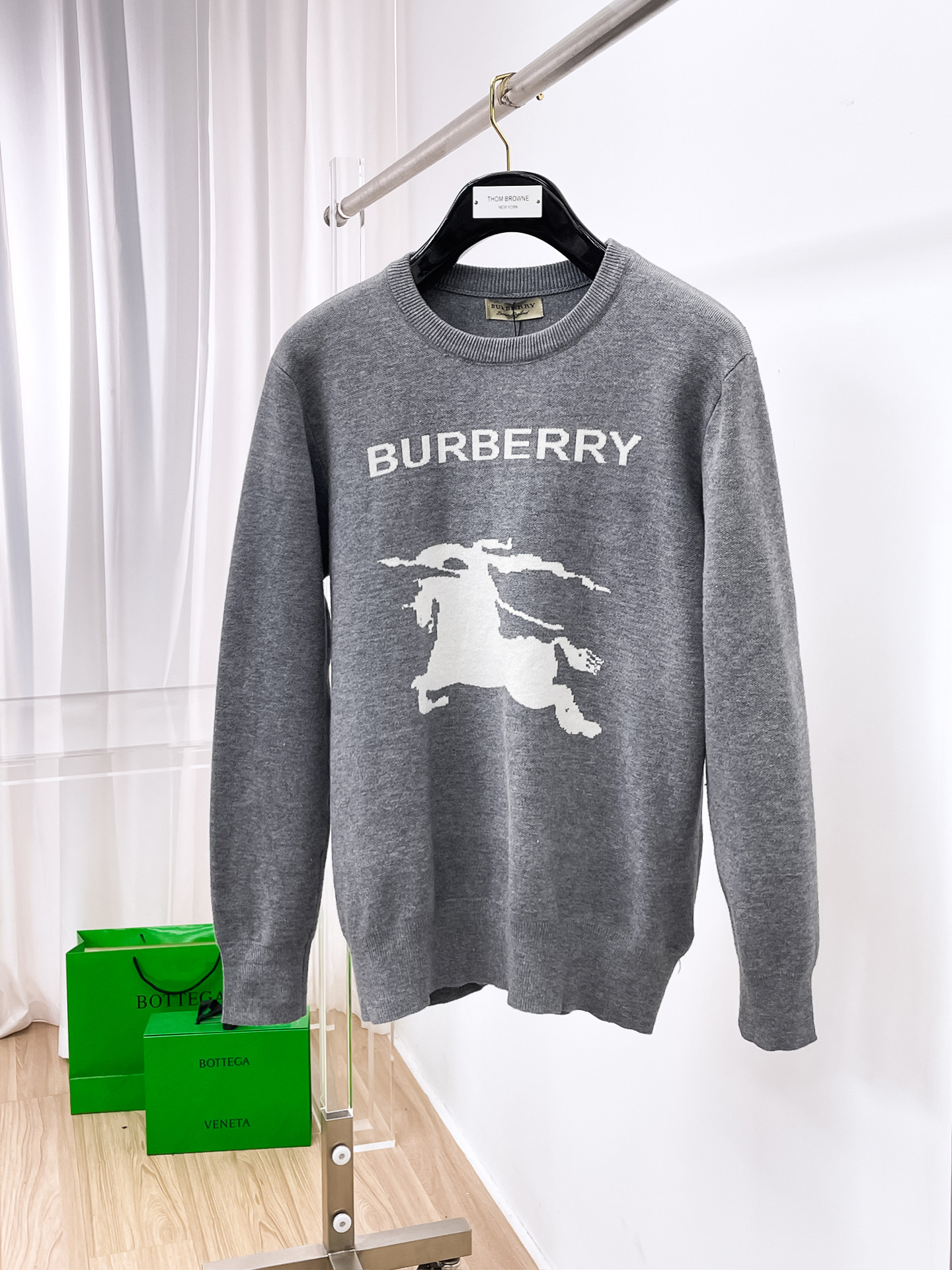 NO:514495,Burberry War Horse Letter Round-neck Cropped Pullover Sweater Customized YB cashmere wool yarn wool yarn wool texture is high-quality, comfortable and soft. Round-neck long-sleeved sweater cuts are densely knitted to protect against the cold and wind, wide threaded edges on the neck cuffs echo the hem, and the letter logo on the chest is decorated between the chest. Make the style more pleasing and versatile!  Color black gray Number of code M~3XL, burberry, sweaters, alexander wang19860909巴宝莉 战马字母圆领钩花套头毛衣 定制YB羊绒羊毛纱线织造 质感高级 舒适柔软.圆领长袖毛衣剪裁 密实针织御寒防风,领口袖口宽螺纹包边与衣摆相呼应, 胸前字母徽标装点于胸前之间.让风格更耐看百搭！ 颜色黑色 灰色 码数M~3XL,,burberry,sweaters,alexander wang,Men's clothing