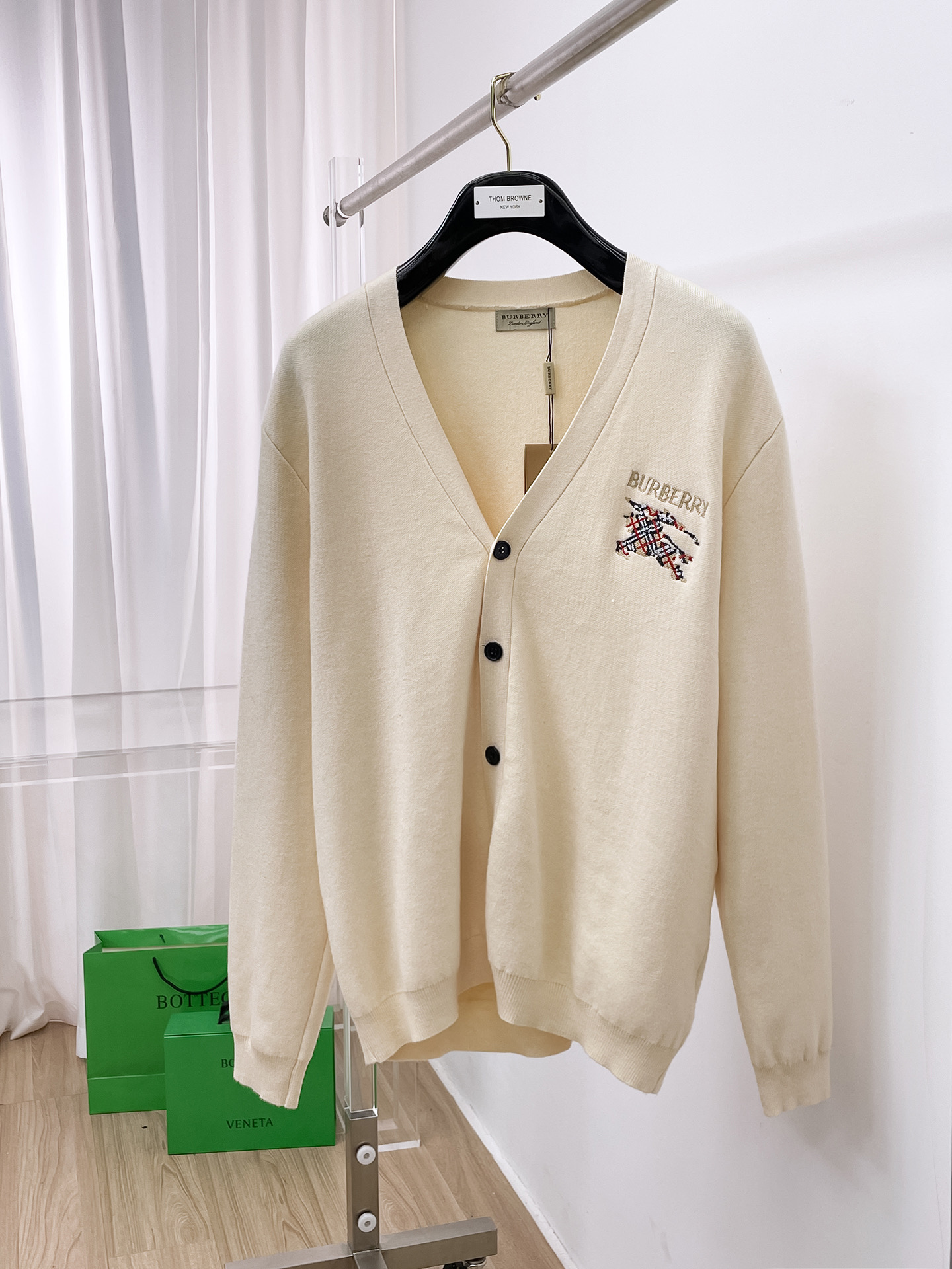 NO:514503,Burberry 2025 autumn and winter new men and women style, college style, colorful war horse micro-label embroidery, literary retro, V-neck cardigan. Color: black apricot color number M~3XL, burberry, alexander wang19860909巴宝莉 2025秋冬新款男女同款,学院风,彩色战马微标刺绣 ,文艺复古,V领开衫. 颜色:黑色 杏色 码数M~3XL,,burberry,alexander wang,Men's clothing