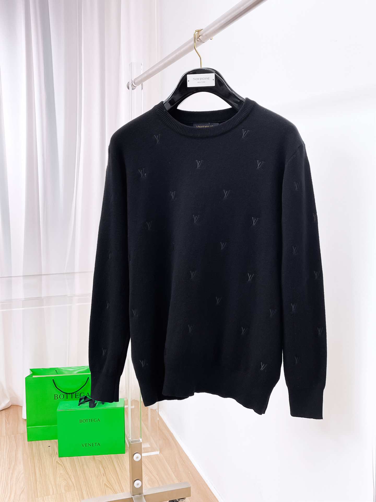 NO:514488,LV Louis Vuitton This permanent black original collar top is made of extremely fine Merino wool, suitable for seasonal layered shapes. The top is decorated with embroidered patterns designed with the same tone yarn, showing its noble style. This versatile top is simple and elegant, creating a casual and formal look. Color black blue digit M~3XL,,louis vuitton,louis vuitton,alexander wang19860909LV路易威登 这款永久的黑色原领上衣采用极精細的美利诺羊毛制成,适合打造转季的层次造型.上衣缀满以同色调纱线设计的刺绣图案,尽显高贵气派.這款百搭上衣简约优雅,缔造休闲及较正式的造型. 颜色黑色 蓝色 码数M~3XL,,louis vuitton,louis vuitton,alexander wang,Men's clothing