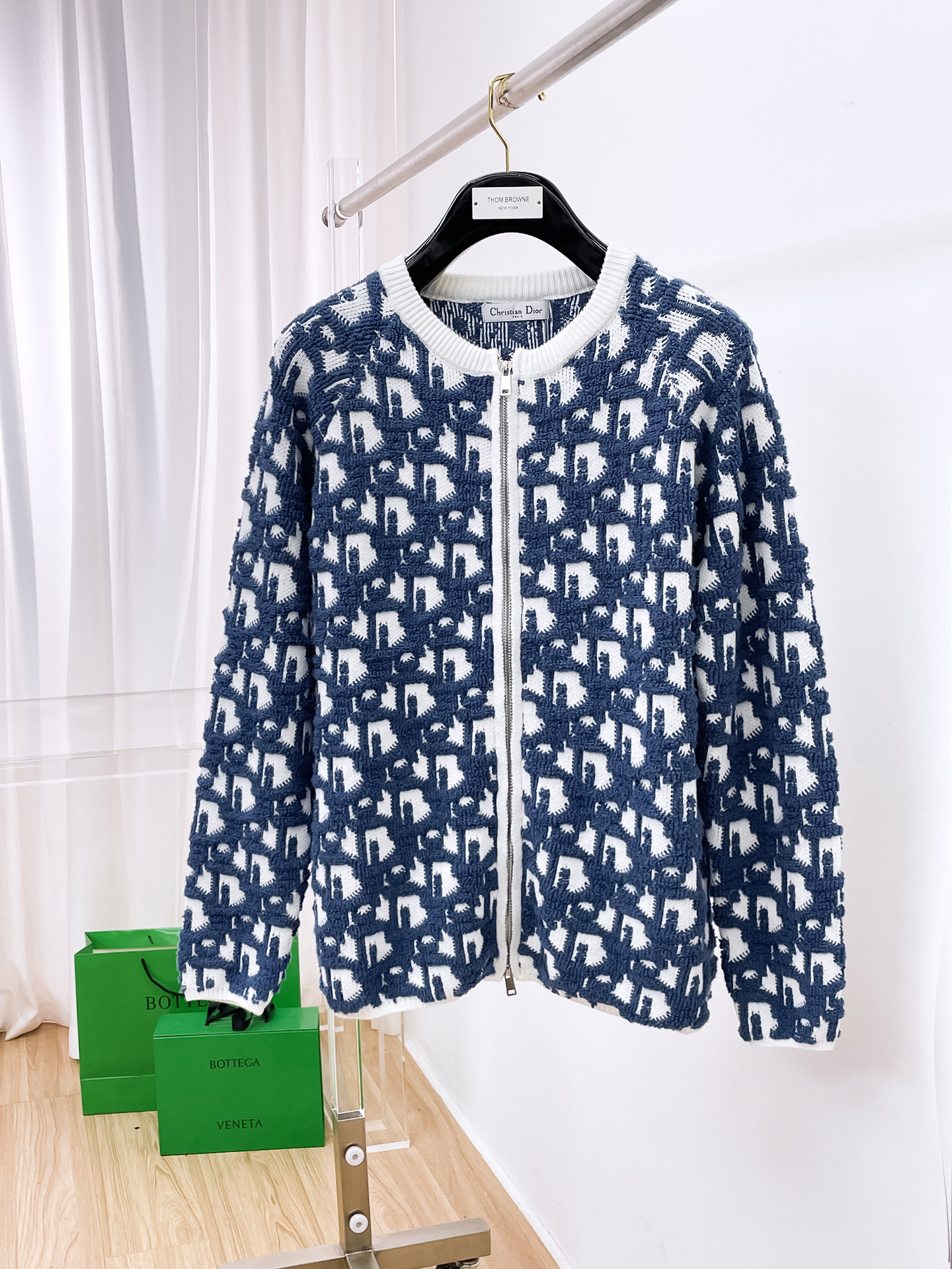 NO:514477,Dio*/Dio 25SS new model full-print jacquard zipper cardigan jacket The wool is made of 50 wool 50 polyamide fiber 16 double-strand blended yarn, and the inner part is combed and tightly spun 40 cotton yarn, and the plate is dyed gray and light blue. The flower yarn is first twisted and composed into a yarn by 5 yarns. The whole piece is imported from Japan, and the 3-color jacquard towel is embroidered with round collar tip clamped long sleeves. Special processing of two-sleeved car zippers, special washing process, specific hardware three-standard washing number M~XXXL,,dior,dior,jackets & coats,alexander wang19860909Dio*/迪奥 25SS新款 满印提花拉链开衫外套 毛料采用采用50羊毛50聚酰胺纤维16支双股混纺纱,里部采用精梳紧密纺40支棉纱,对板定染灰色和浅蓝色.花型纱先由5条纱加捻拼成一条纱,全件由日本进口电脑机隔支圆筒3色提花毛巾绣加圆领尖夾长袖.特别加工两袖车拉链,特殊洗水工艺,特定五金三标水洗 码数M~XXXL,,dior,dior,jackets & coats,alexander wang,Men's clothing