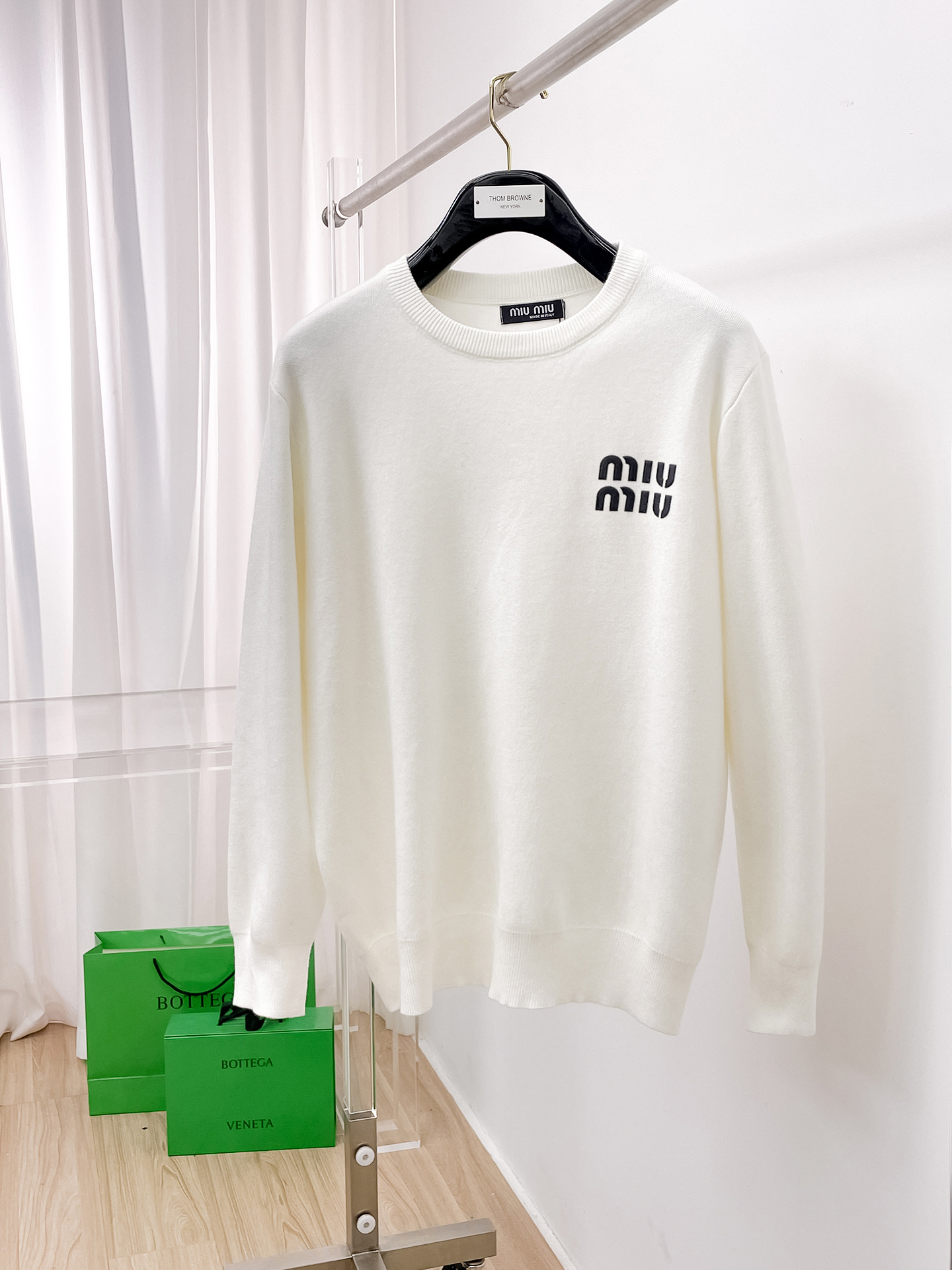 NO:514486,Miumiu female round neck hook-up pullover sweater with high texture, comfortable and soft. Round neck long-sleeved sweater is cut, compact knitted to protect against cold and wind, wide threaded edges on the neck cuffs echo the hem of the clothes, and the three-dimensional silicone letters on the chest are decorated between the chest, making the style more pleasing and versatile!  Color: Black White Number of code M~3XL, miumiu, sweaters, alexander wang19860909Miumiu 母圆领钩花套头毛衣 质感高级 舒适柔软.圆领长袖毛衣剪裁 密实针织御寒防风,领口袖口宽螺纹包边与衣摆相呼应, 胸前字母立体硅胶装点于胸前之间.让风格更耐看百搭！ 颜色:黑色 白色 码数M~3XL,,miumiu,sweaters,alexander wang,Men's clothing