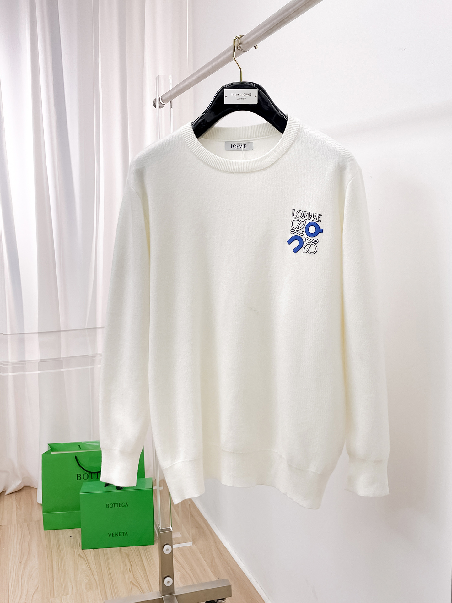 NO:514480,Luo Yiwei 2025 autumn and winter new products, counter synchronization, fashionable and unique ribbed round neck single-wear base must-have, wool-blend sweater, long-sleeved sweater, simple, elegant, noble temperament, three-dimensional silicone badge logo design, no too complicated craftsmanship, what you play is the fusion of design and material, simple European style, with imported wool knitted fabric, a base tool for autumn and winter!  Color black white Number of code M~3XL, loewe, sweaters, alexander wang19860909罗意威 2025秋冬新品 专柜同步 时尚别致罗纹圆领单穿打底必备款,采用羊毛混纺针织衫长袖毛衣,简约优雅高贵气质立体硅胶徽章logo设计 没有过多复杂的工艺 玩的就是设计与材质的融合 简约的欧式风格 配以进口羊毛针织面料,秋冬季打底神器！ 颜色黑色 白色 码数M~3XL,,loewe,sweaters,alexander wang,Men's clothing