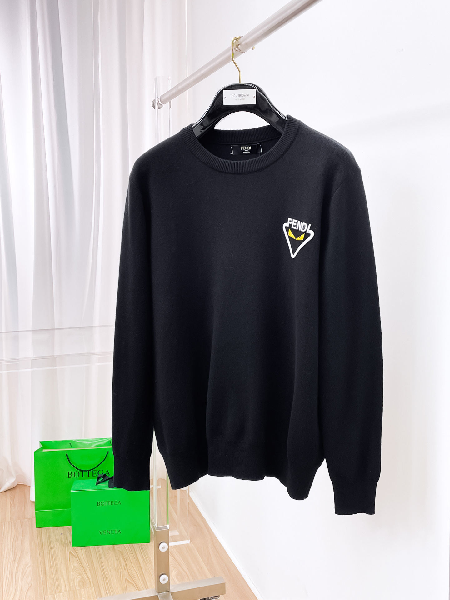 NO:514482,Fendi 2025 autumn and winter new products, counter synchronization, fashionable and unique ribbed round neck single-wear base must-have, wool-blend sweater, long-sleeved sweater, simple, elegant, noble temperament, three-dimensional silicone badge logo design, no too complicated craftsmanship, what you play is the fusion of design and material, simple European style, with imported wool knitted fabric, autumn and winter base artifact!  Color black white Number of code M~3XL, fendi,sweaters,alexander wang19860909芬迪 2025秋冬新品 专柜同步 时尚别致罗纹圆领单穿打底必备款,采用羊毛混纺针织衫长袖毛衣,简约优雅高贵气质立体硅胶徽章logo设计 没有过多复杂的工艺 玩的就是设计与材质的融合 简约的欧式风格 配以进口羊毛针织面料,秋冬季打底神器！ 颜色黑色 白色 码数M~3XL,,fendi,sweaters,alexander wang,Men's clothing