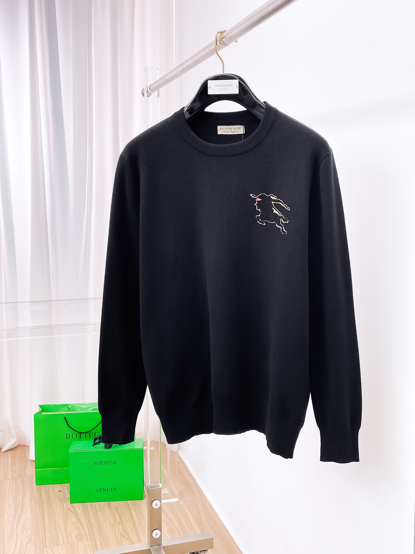 NO:514484,Burberry War Horse Letter Round-neck Cropped Pullover Sweater Customized YB cashmere wool yarn wool yarn wool texture is high-quality, comfortable and soft. Round-neck long-sleeved sweater cuts are densely knitted to protect against the cold and wind, wide threaded edges on the neck cuffs echo the hem, and the war horse logo on the chest is decorated between the chest. Make the style more pleasing and versatile!  Color black gray Number of code M~3XL, burberry, sweaters, alexander wang19860909巴宝莉 战马字母圆领钩花套头毛衣 定制YB羊绒羊毛纱线织造 质感高级 舒适柔软.圆领长袖毛衣剪裁 密实针织御寒防风,领口袖口宽螺纹包边与衣摆相呼应, 胸前战马徽标装点于胸前之间.让风格更耐看百搭！ 颜色黑色 灰色 码数M~3XL,,burberry,sweaters,alexander wang,Men's clothing