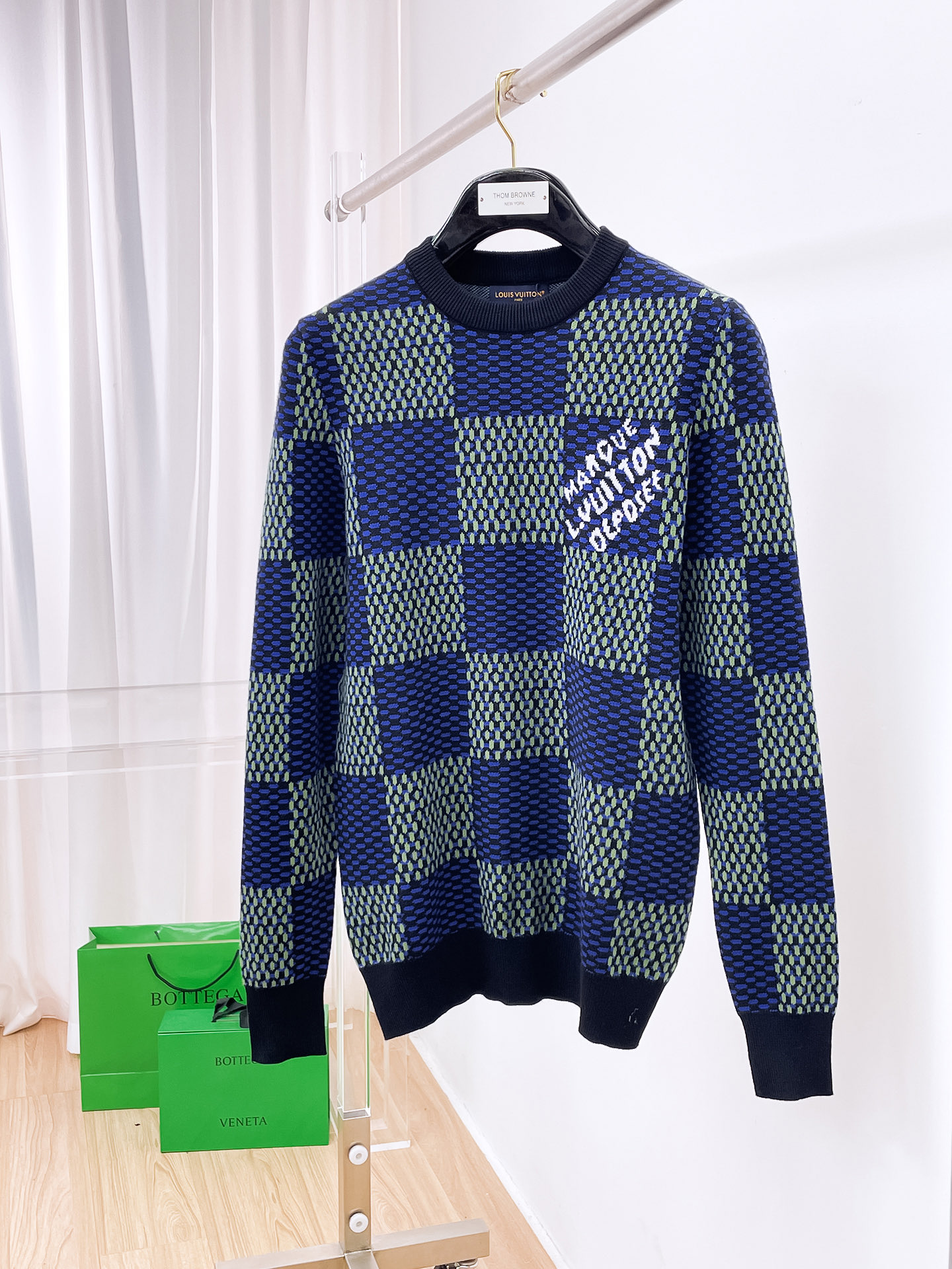 NO:514502,L brand* fitting M-XXXL 2025 autumn and winter new chessboard letter jacquard sweater, exquisite craftsmanship counter fabric, top-level elements fusion, classic short-sleeved 3-mark complete, trendy men's fashion, whether it is the comfort of the upper body or the incomparable existence, T-shirt, alexander wang19860909L牌*合身版型M-XXXL 2025秋冬新款棋盘格字母提花羊毛衫,精致工艺专柜面料,顶级元素融合打造,经典短袖3标齐全,潮男时尚,无论是上身舒适度还是都是无可比拟的存在,,T-shirt,alexander wang,Men's clothing