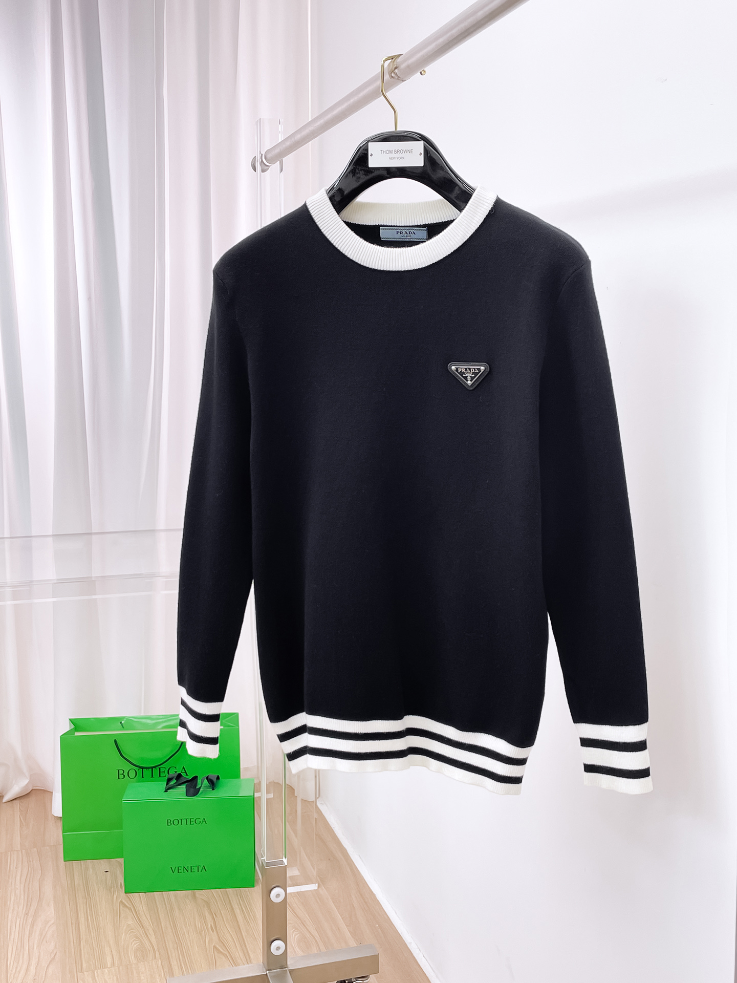 NO:514476,Prad* fitting M-XXXL 25 autumn and winter metal triangles all over classic wool sweater, exquisite craftsmanship counter fabric, striped contrasting colors top elements fusion, 3 standards, trendy men's fashion, whether it is the comfort of the upper body or the incomparable existence, prada, alexander wang19860909Prad*合身版型M-XXXL 25款秋冬金属三角遍经典羊毛衫,精致工艺专柜面料,条纹撞色顶级元素融合打造,3标齐全,潮男时尚,无论是上身舒适度还是都是无可比拟的存在,,prada,alexander wang,Men's clothing