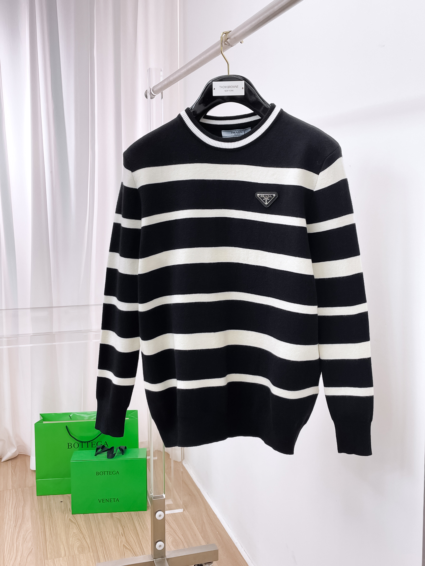 NO:514499,Prad* fitting M-XXXL 25 autumn and winter metal triangles all over classic wool sweater, exquisite craftsmanship counter fabric, striped contrasting colors top elements fusion, 3 standards, trendy men's fashion, whether it is the comfort of the upper body or the incomparable existence, prada, alexander wang19860909Prad*合身版型M-XXXL 25款秋冬金属三角遍经典羊毛衫,精致工艺专柜面料,条纹撞色顶级元素融合打造,3标齐全,潮男时尚,无论是上身舒适度还是都是无可比拟的存在,,prada,alexander wang,Men's clothing