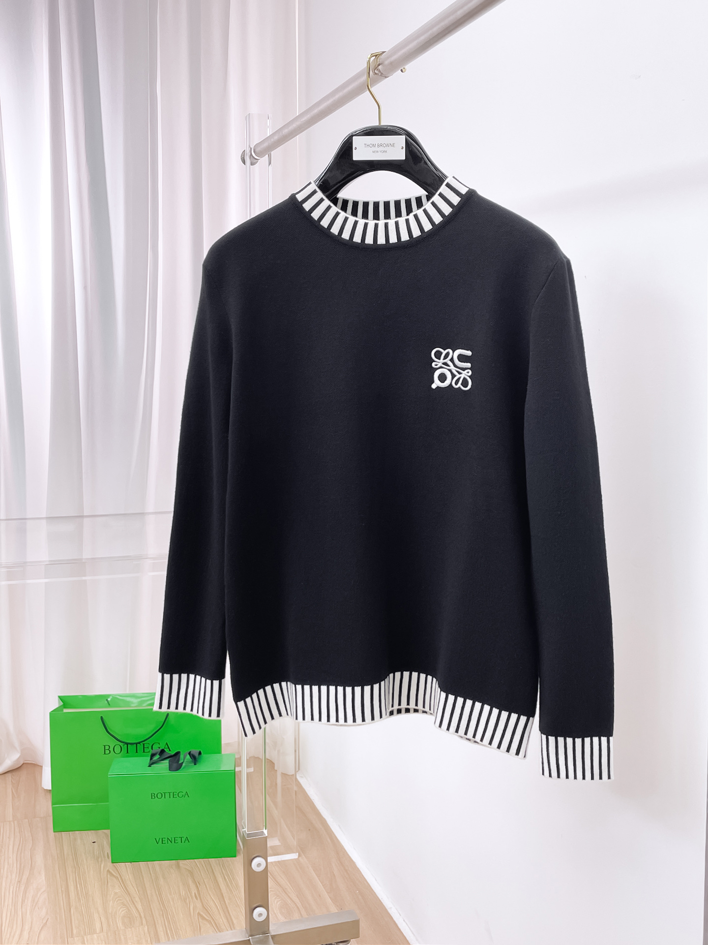 NO:514463,LOEW* fitting style M-XXXL 2025 autumn and winter classic neckline color-blocking cardigan, round neck embroidered exquisite craftsmanship counter fabric, top-level elements fusion, classic short-sleeved 3-standard, trendy men's fashion, whether it is the comfort of the upper body or the incomparable existence, loewe, T-shirt, alexander wang19860909LOEW*合身版型M-XXXL 2025秋冬经典款领口拼色羊毛衫,圆领绣花精致工艺专柜面料,顶级元素融合打造,经典短袖3标齐全,潮男时尚,无论是上身舒适度还是都是无可比拟的存在,,loewe,T-shirt,alexander wang,Men's clothing