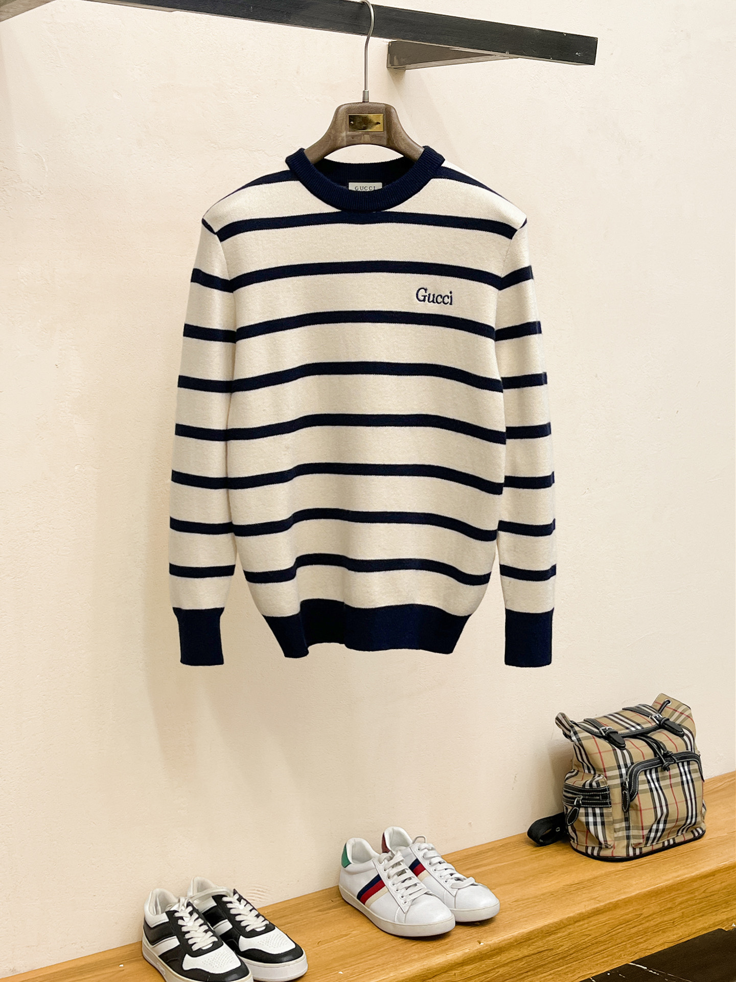 NO:573467,GUCC* fit version M-XXXL 2025 new autumn and winter classic black and white striped letter embroidery wool round neck long sleeves, exquisite crafts counter fabrics, top-level elements blended to create, classic short sleeves complete with 3 labels, trendy men's fashion, whether it is upper body comfort or unparalleled existence, gucci, T-shirt, alexander wang19860909GUCC*合身版型M-XXXL 2025秋冬新款经典黑白条纹字母刺绣羊毛圆领长袖,精致工艺专柜面料,顶级元素融合打造,经典短袖3标齐全,潮男时尚,无论是上身舒适度还是都是无可比拟的存在,,gucci,T-shirt,alexander wang,Men's clothing