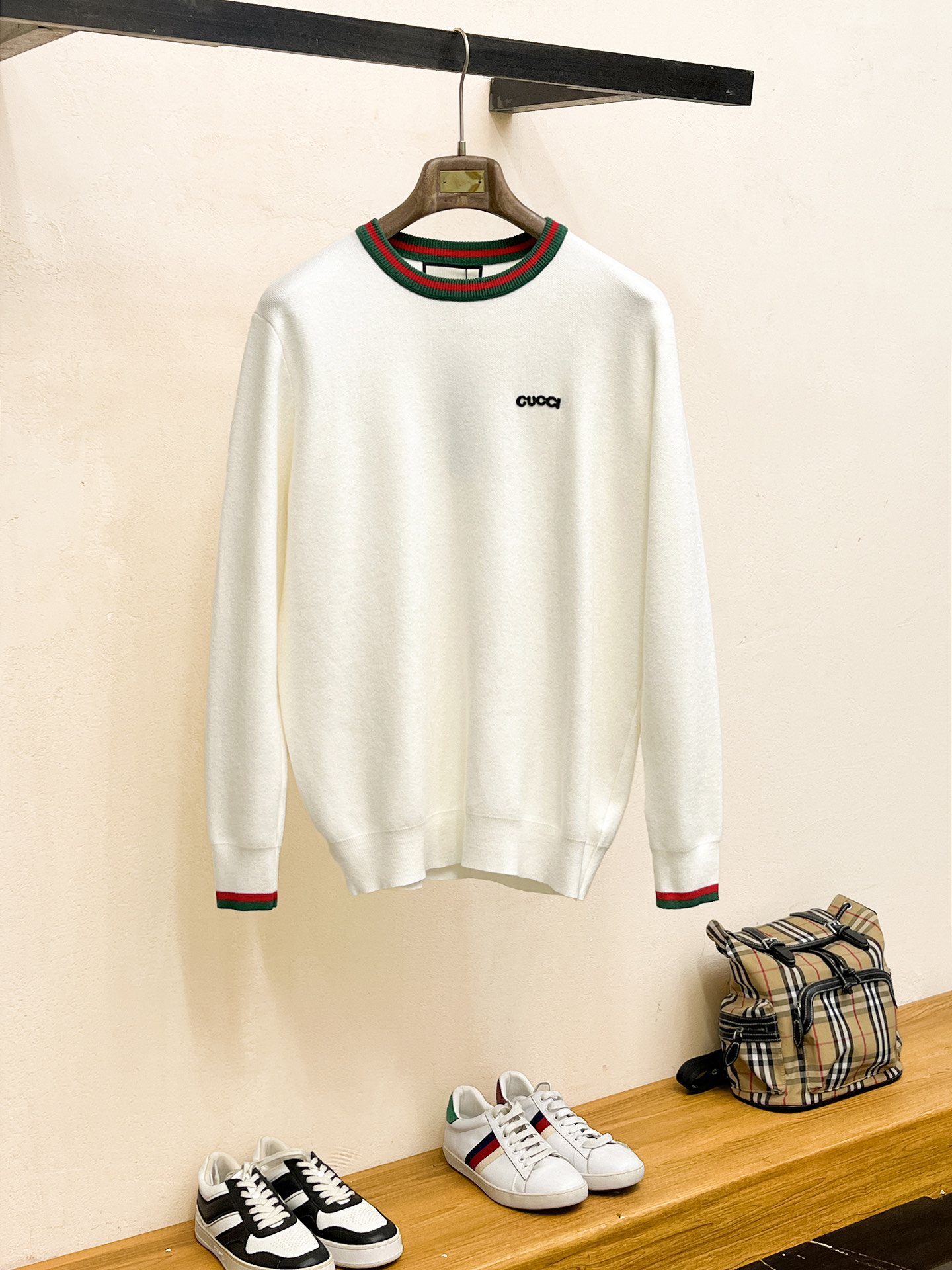 Gucci Witte Trui met Logo en Groen-Rode Details - Stijlvol en Luxueus