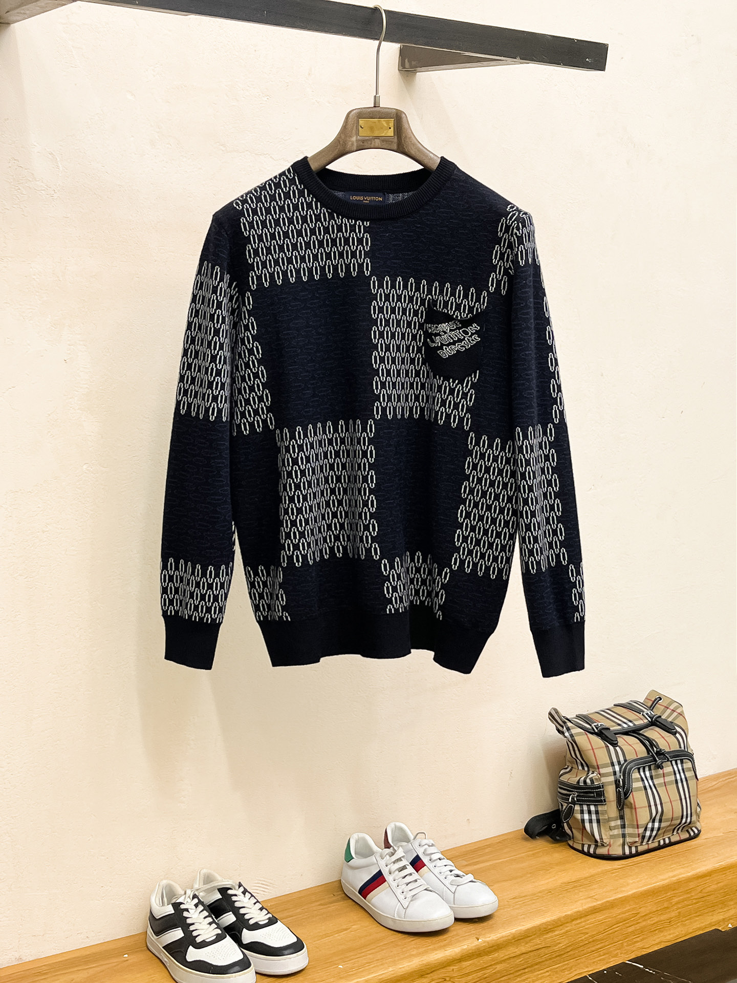 NO:573445,LV checkerboard knitted sweater. The deep and quiet blue base is like the quiet deep sea. The checkerboard pattern is delicately outlined in off-white, which instantly adds a retro and modern feel. The blue and white color scheme is refreshing and advanced, and has a full visual impact. Size M~3XL, louis vuitton, sweaters, alexander wang19860909LV 棋盘格针织毛衣.深邃静谧的蓝色打底,就像静谧深海,棋盘格纹以米白色细腻勾勒穿插其中,复古摩登感瞬间拉满,蓝白配色清爽又高级,视觉冲击力 拉满. 码数M~3XL,,louis vuitton,sweaters,alexander wang,Men's clothing