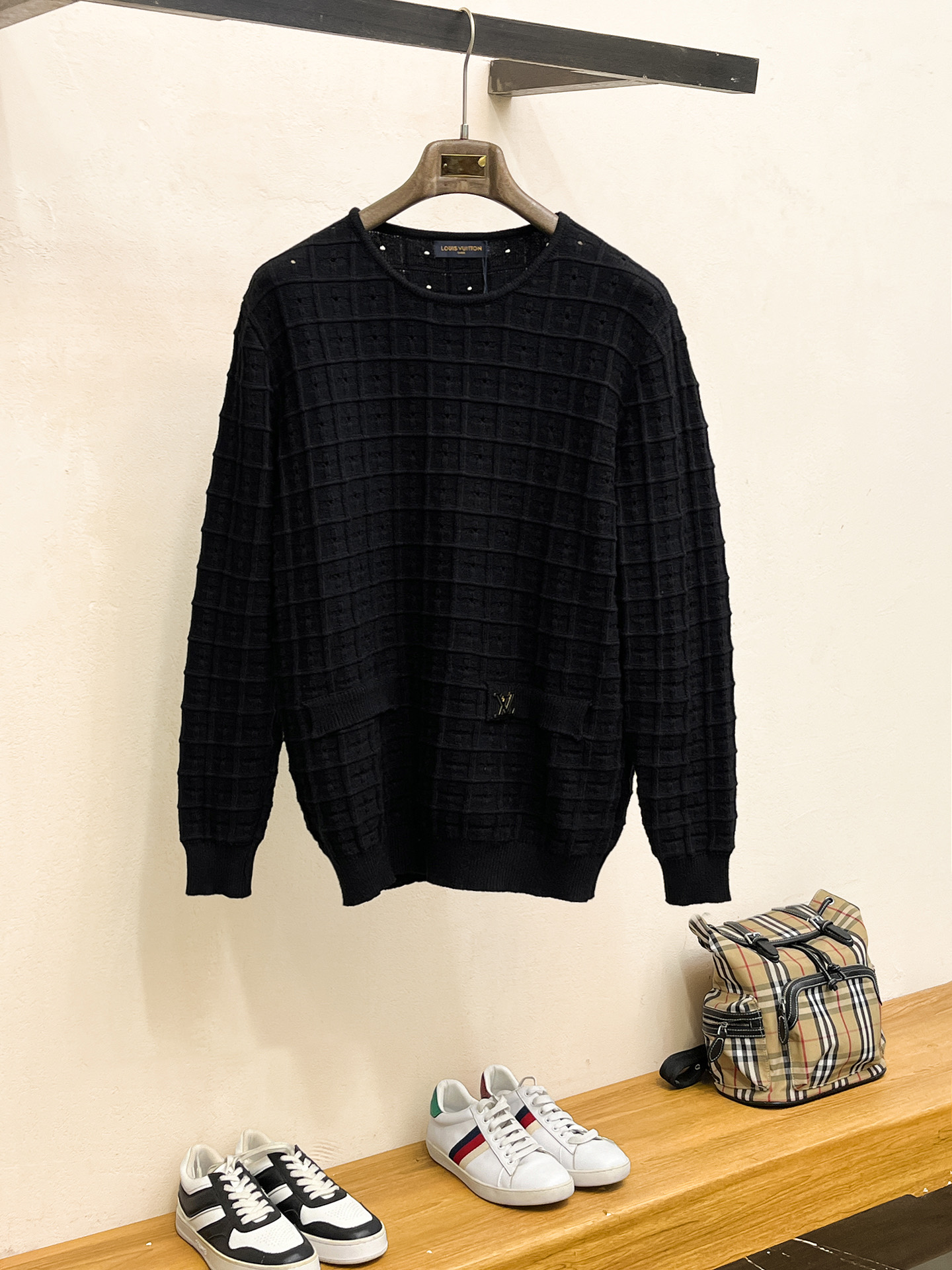 NO:573454,LV Louis Vuitton's permanent black raw collar top is made of extremely fine merino wool, suitable for creating layered looks during the season. This versatile top is simple and elegant, creating a casual and more formal look. Color Black Size M~3XL,, louis vuitton, louis vuitton, alexander wang19860909LV路易威登 这款永久的黑色原领上衣采用极精細的美利诺羊毛制成,适合打造转季的层次造型.這款百搭上衣简约优雅,缔造休闲及较正式的造型. 颜色黑色 码数M~3XL,,louis vuitton,louis vuitton,alexander wang,Men's clothing