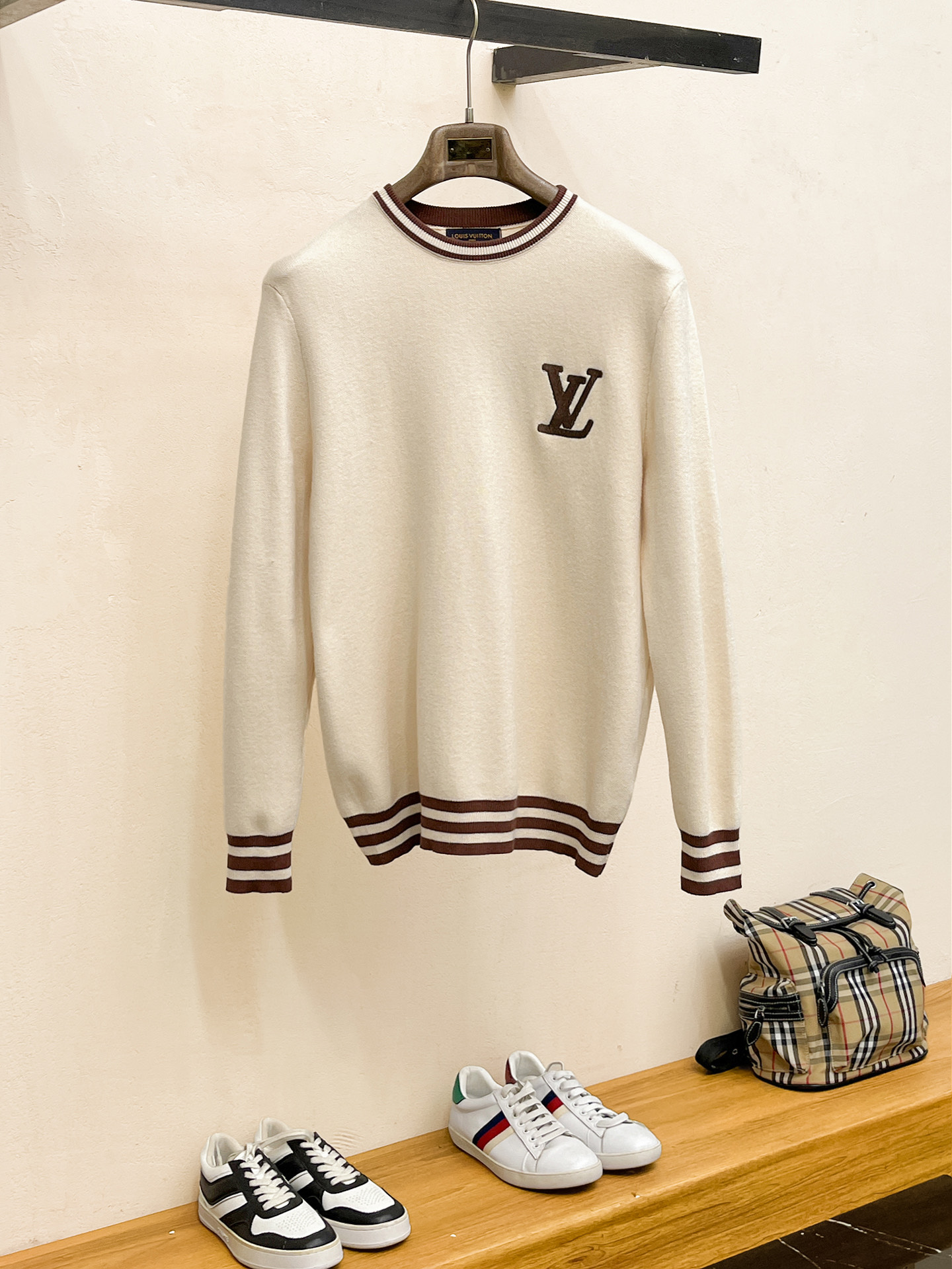 NO:573450,L brand *fitted version M-XXXL 2025 spring and summer new color-blocked striped jacquard round neck, exquisite embroidery crafts counter fabric, top-level elements blended to create, classic short sleeves complete with 3 labels, trendy men's fashion, whether it is upper body comfort or unparalleled existence, T-shirt, alexander wang19860909L牌*合身版型M-XXXL 2025春夏新款拼色条纹提花圆领,精致绣花工艺专柜面料,顶级元素融合打造,经典短袖3标齐全,潮男时尚,无论是上身舒适度还是都是无可比拟的存在,,T-shirt,alexander wang,Men's clothing