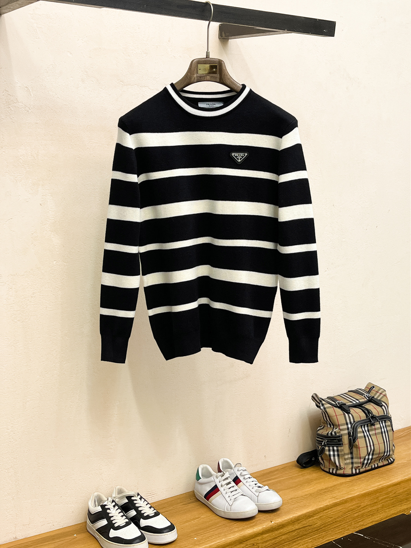 NO:573453,Prad* fit version M-XXXL 25 autumn and winter metal triangle all over classic woolen sweaters, exquisite crafts counter fabrics, stripes and contrasting colors are combined with top elements, complete with 3 standards, trendy men's fashion, both upper body comfort and unparalleled existence,, prada, alexander wang19860909Prad*合身版型M-XXXL 25款秋冬金属三角遍经典羊毛衫,精致工艺专柜面料,条纹撞色顶级元素融合打造,3标齐全,潮男时尚,无论是上身舒适度还是都是无可比拟的存在,,prada,alexander wang,Men's clothing