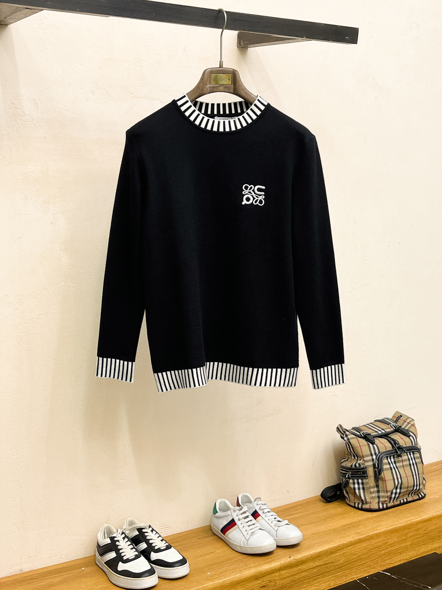 NO:573456,LOEW* fitted version M-XXXL 2025 autumn and winter classic color-blocked sweater with collar, round neck embroidered exquisite crafts counter fabric, fusion of top elements, classic short-sleeved 3-label complete, trendy men's fashion, both upper body comfort and unparalleled existence, loewe, T-shirt, alexander wang19860909LOEW*合身版型M-XXXL 2025秋冬经典款领口拼色羊毛衫,圆领绣花精致工艺专柜面料,顶级元素融合打造,经典短袖3标齐全,潮男时尚,无论是上身舒适度还是都是无可比拟的存在,,loewe,T-shirt,alexander wang,Men's clothing