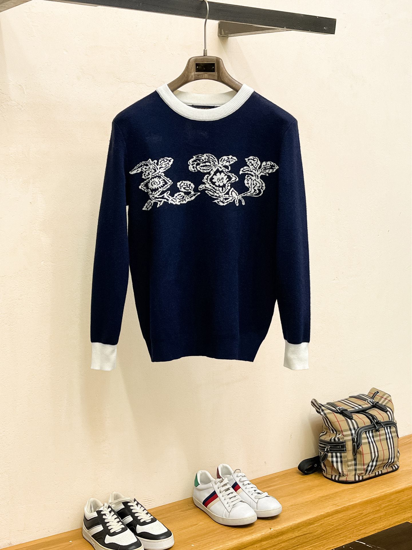 NO:573459,L brand *fitted version M-XXXL 2025 spring and summer new and old white color-blocked jacquard Yilite round neck long sleeves, exquisite crafts counter fabrics, fusion of top elements, classic short sleeves complete with 3 labels, trendy men's fashion, unparalleled in terms of upper body comfort, T-shirt, alexander wang19860909L牌*合身版型M-XXXL 2025春夏新老白拼色提花伊力特圆领长袖,精致工艺专柜面料,顶级元素融合打造,经典短袖3标齐全,潮男时尚,无论是上身舒适度还是都是无可比拟的存在,,T-shirt,alexander wang,Men's clothing