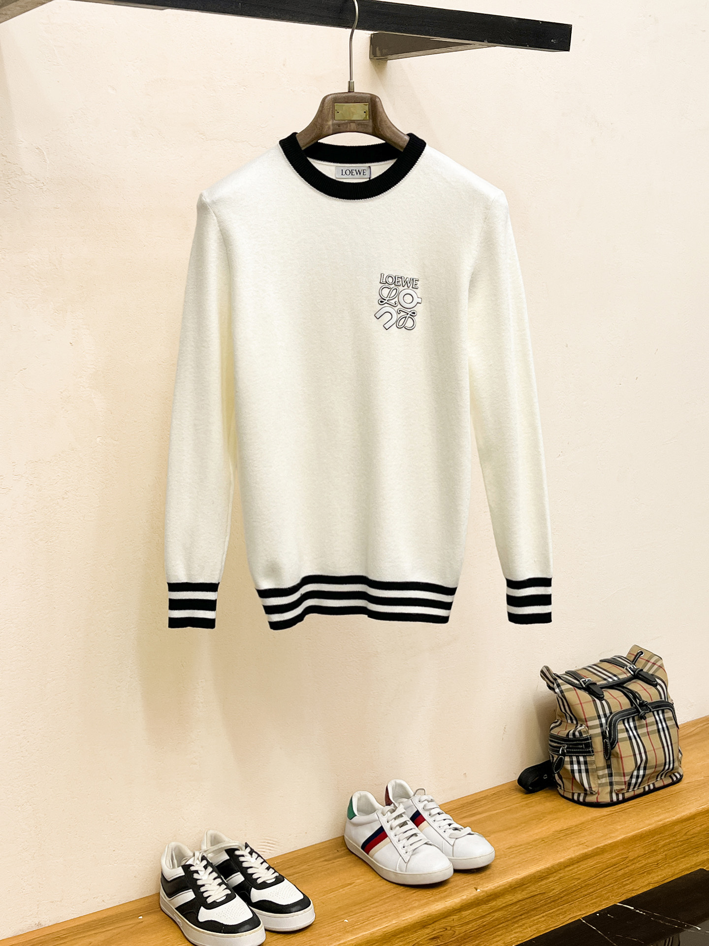 NO:573461,LOEW* fitted version M-XXXL 2025 autumn and winter classic color-blocked sweater with collar, exquisite hot stamping counter fabric, fusion of top elements, classic short sleeves complete with 3 labels, trendy men's fashion, unparalleled in terms of upper body comfort, loewe, T-shirt, alexander wang19860909LOEW*合身版型M-XXXL 2025秋冬经典款领口拼色羊毛衫,精致烫图工艺专柜面料,顶级元素融合打造,经典短袖3标齐全,潮男时尚,无论是上身舒适度还是都是无可比拟的存在,,loewe,T-shirt,alexander wang,Men's clothing