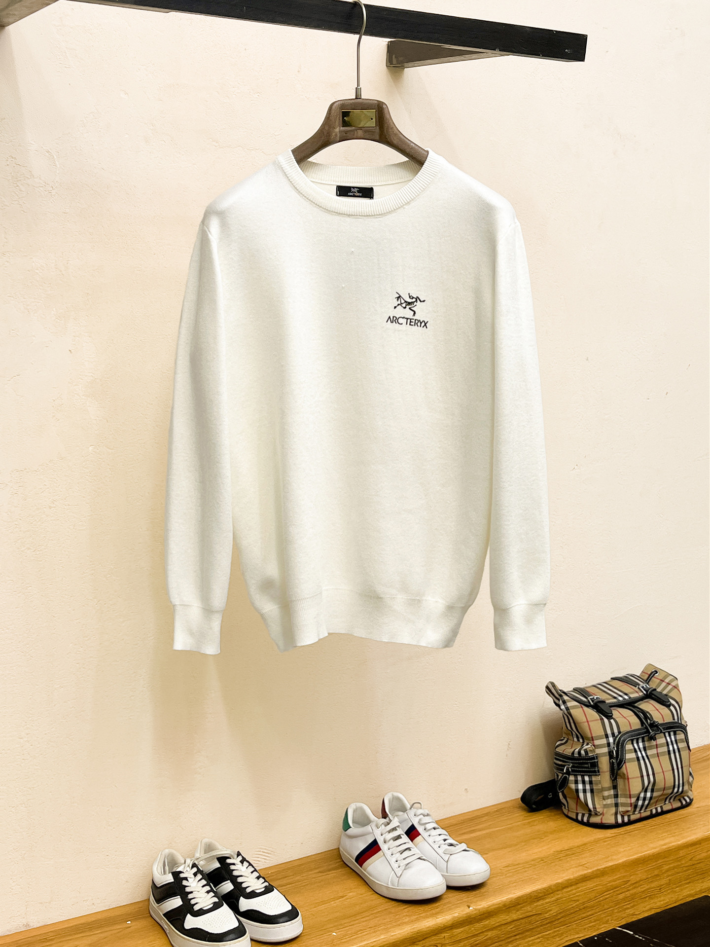 NO:573442,Arc'teryx 2025 autumn and winter new products, synchronized with counters, fashionable and unique ribbed round neck, a must-have for single wear, made of wool blended sweater, long-sleeved sweater, simple, elegant and noble, three-dimensional silicone badge logo design, no too complicated craftsmanship, just the fusion of design and materials, simple European style, equipped with imported wool knitted fabric, a perfect base for autumn and winter!  Size M~3XL,arc'teryx,sweaters,alexander wang19860909始祖鸟 2025秋冬新品 专柜同步 时尚别致罗纹圆领单穿打底必备款,采用羊毛混纺针织衫长袖毛衣,简约优雅高贵气质立体硅胶徽章logo设计 没有过多复杂的工艺 玩的就是设计与材质的融合 简约的欧式风格 配以进口羊毛针织面料,秋冬季打底神器！ 码数M~3XL,arc'teryx,sweaters,alexander wang,Men's clothing