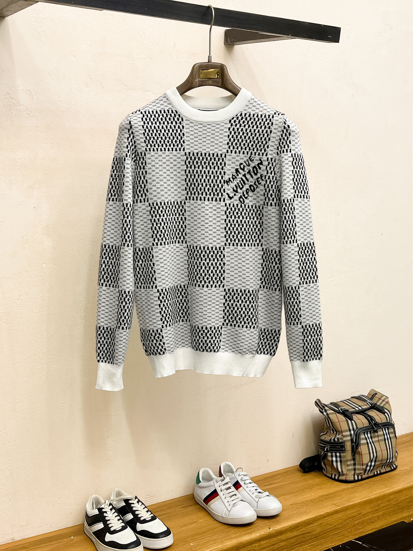 NO:573468,L brand *fitting version M-XXXL 2025 autumn and winter new checkerboard letter jacquard cardigan, exquisite crafts counter fabric, top-level elements blended to create, classic short-sleeved 3-label complete, trendy men's fashion, whether it is upper body comfort or unparalleled existence, T-shirt, alexander wang19860909L牌*合身版型M-XXXL 2025秋冬新款棋盘格字母提花羊毛衫,精致工艺专柜面料,顶级元素融合打造,经典短袖3标齐全,潮男时尚,无论是上身舒适度还是都是无可比拟的存在,,T-shirt,alexander wang,Men's clothing