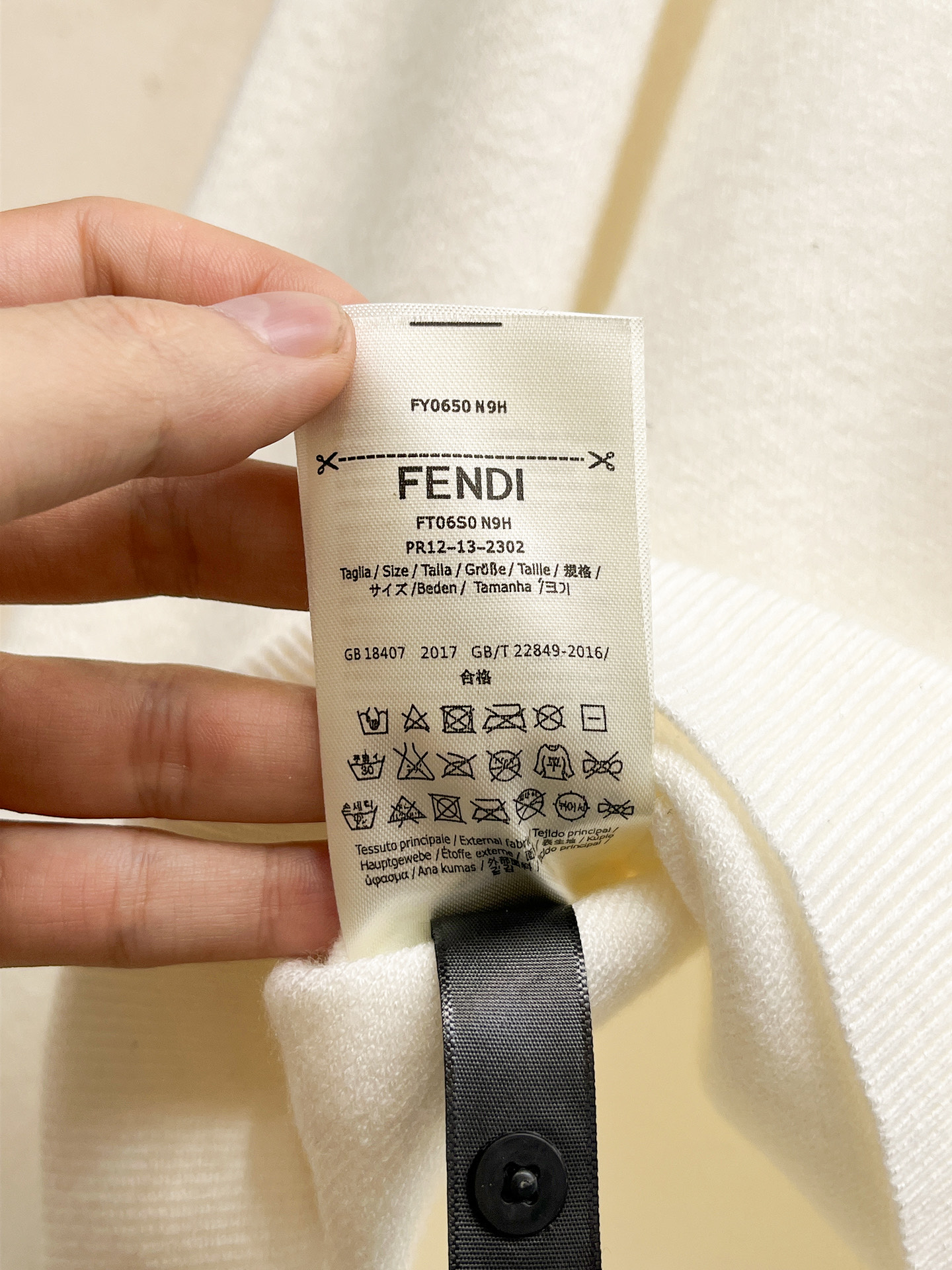 Fendi Wool Blend Knit Sweater with Logo Patch - Elegant and Versatile 8 i1756427929724 284 0 6
