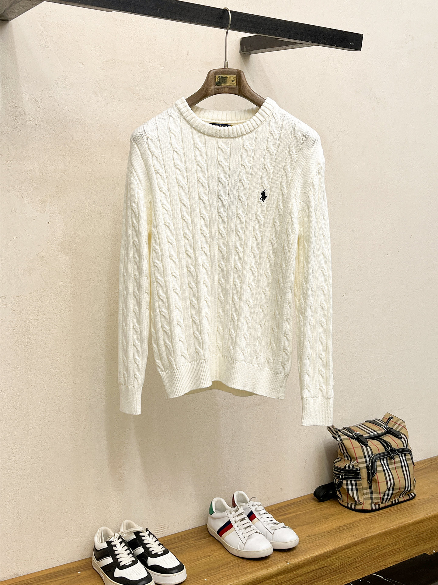 NO:573460,Ralph Lauren chest small label embroidery wool knitted palph Lauren counter same style. Made of heavy wool knitted fabric. Old money design. Very textured on the hand. Three-dimensional and atmospheric. Easy to wear in summer. Simple and elegant. The upper body effect is great. Suitable for all body types. Soft and comfortable. Machine washable. Does not fade or deform. Complete accessories. The chest is embroidered with pickaxe figures. It is full of classic evergreen styles. Restore z:1. Same style for men and women. Versatile and easy to match. Size number  M~XXXL color black white,,loro piana,alexander wang19860909拉夫劳伦胸口小标刺绣羊毛针织 palph Lauren 专柜同款 采用重磅羊毛针织面料 老钱设计 拿手上非常有质感 立体 大气 夏天百搭好穿 简单大气 上身效果非常棒 适合所有体型 柔软舒适 耐机洗 不掉色 不变形 辅料齐全 胸口抡镐拔小人刺绣爆满经典长青款 还原z:1 男女同款 百搭不挑人 码数 M~XXXL 颜色 黑 白,,loro piana,alexander wang,Men's clothing