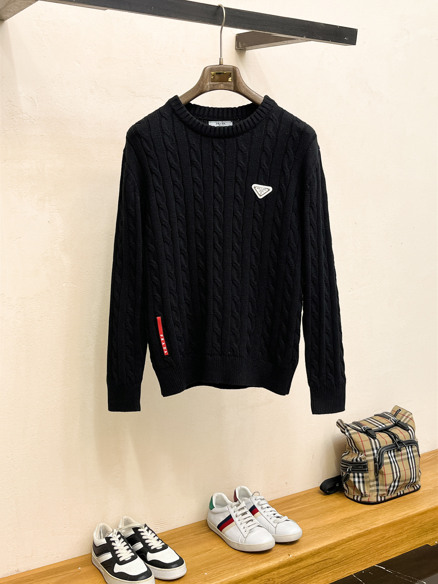 NO:573463,Prada custom triangle hardware letter logo leather tag twist twisted rope sweater color black white size M~3XL,,prada,sweaters,alexander wang19860909普拉达 定制三角五金字母logo皮牌 麻花扭绳毛衣 颜色黑色 白色 码数M~3XL,,prada,sweaters,alexander wang,Men's clothing