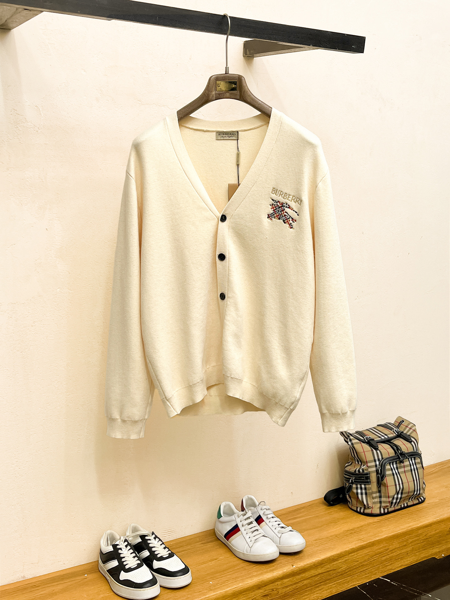 Burberry Cardigan en Laine Mérinos avec Logo Brodé - Style Universitaire Rétro
