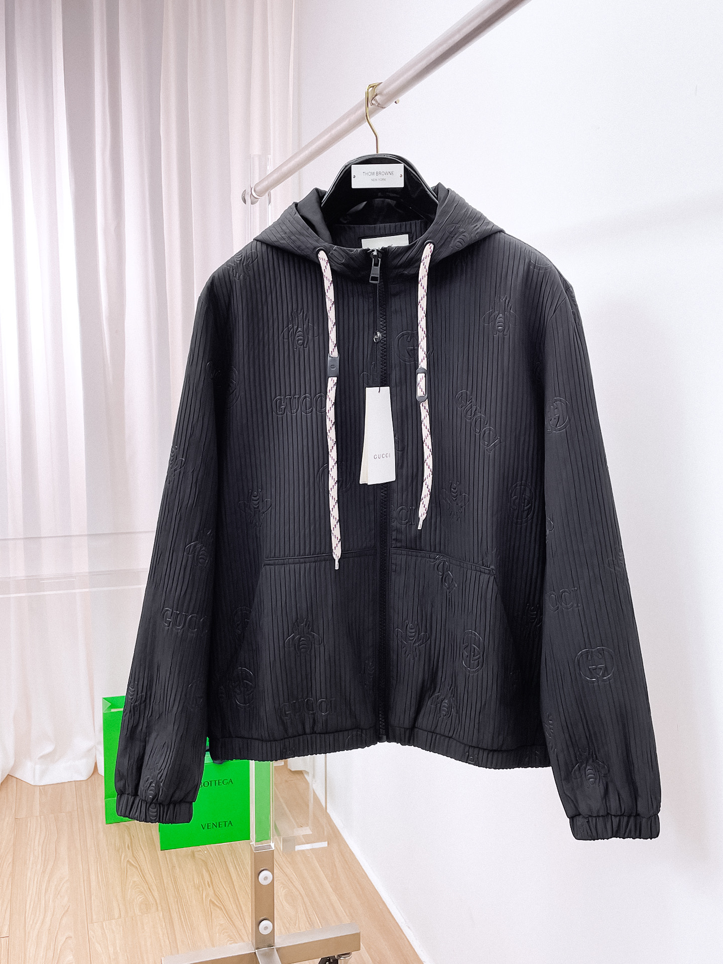 Veste Gucci Automne/Hiver 2025 avec Logo Intégral et Fermeture Éclair