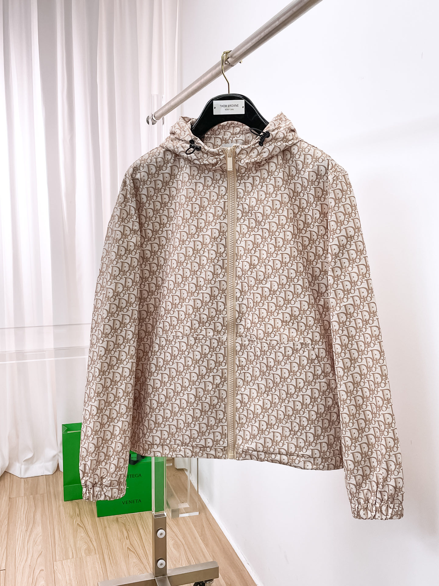 Veste Zippée Dior Automne/Hiver 2025 avec Imprimé Intégral du Logo Dior