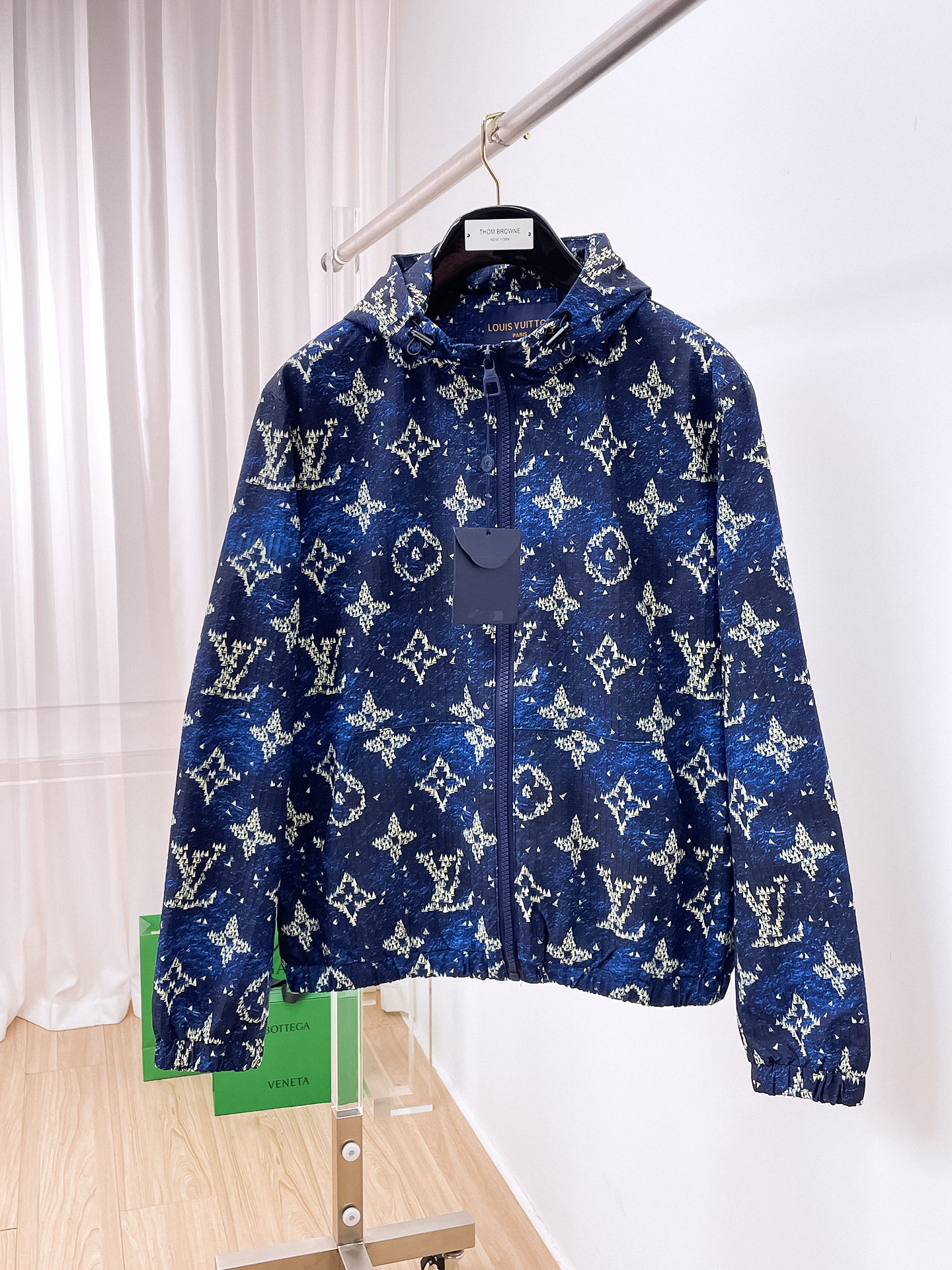 NO:598140,LV Lujia 2025 Autumn and Winter Jacket Top color all-over presbyopic print zipper metal original jacket jacket, exquisite crafts counter fabric, top element fusion, classic jacket complete with 3 standards, trendy men's fashion, both upper body comfort and unparalleled existence Size M-3XL,, louis vuitton, louis vuitton, louis vuitton, jackets & coats, jackets & coats, alexander wang19860909LV 驴家 2025秋冬外套 顶级颜色满幅老花印花拉链金属原版打造夹克外套,精致工艺专柜面料,顶级元素融合打造,经典外套3标齐全,潮男时尚,无论是上身舒适度还是都是无可比拟的存在 码数M-3XL,,louis vuitton,louis vuitton,louis vuitton,jackets & coats,jackets & coats,alexander wang,Men's clothing