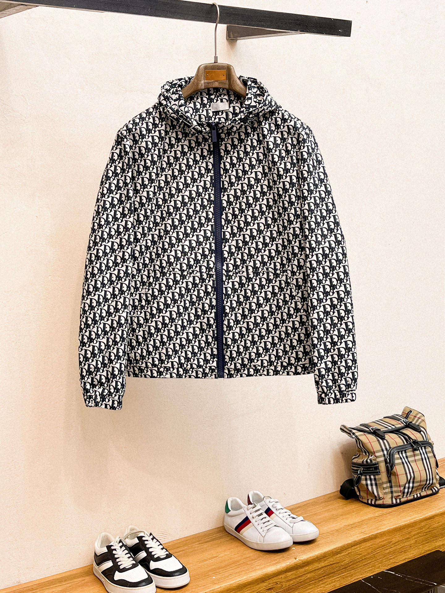 NO:527751,Dior 2025 autumn and winter jacket Top color full of presbyterian print zipper metal original jacket, exquisite craftsmanship counter fabric, top-level elements fusion, classic jacket 3 standards, trendy men's fashion, both in comfort and incomparable existence. Code number M-3XL, dior, dior, jackets & coats, jackets & coats, alexander wang19860909迪奥Dior 2025秋冬外套 顶级颜色满幅老花印花拉链金属原版打造夹克外套,精致工艺专柜面料,顶级元素融合打造,经典外套3标齐全,潮男时尚,无论是上身舒适度还是都是无可比拟的存在 码数M-3XL,,dior,dior,jackets & coats,jackets & coats,alexander wang,Men's clothing