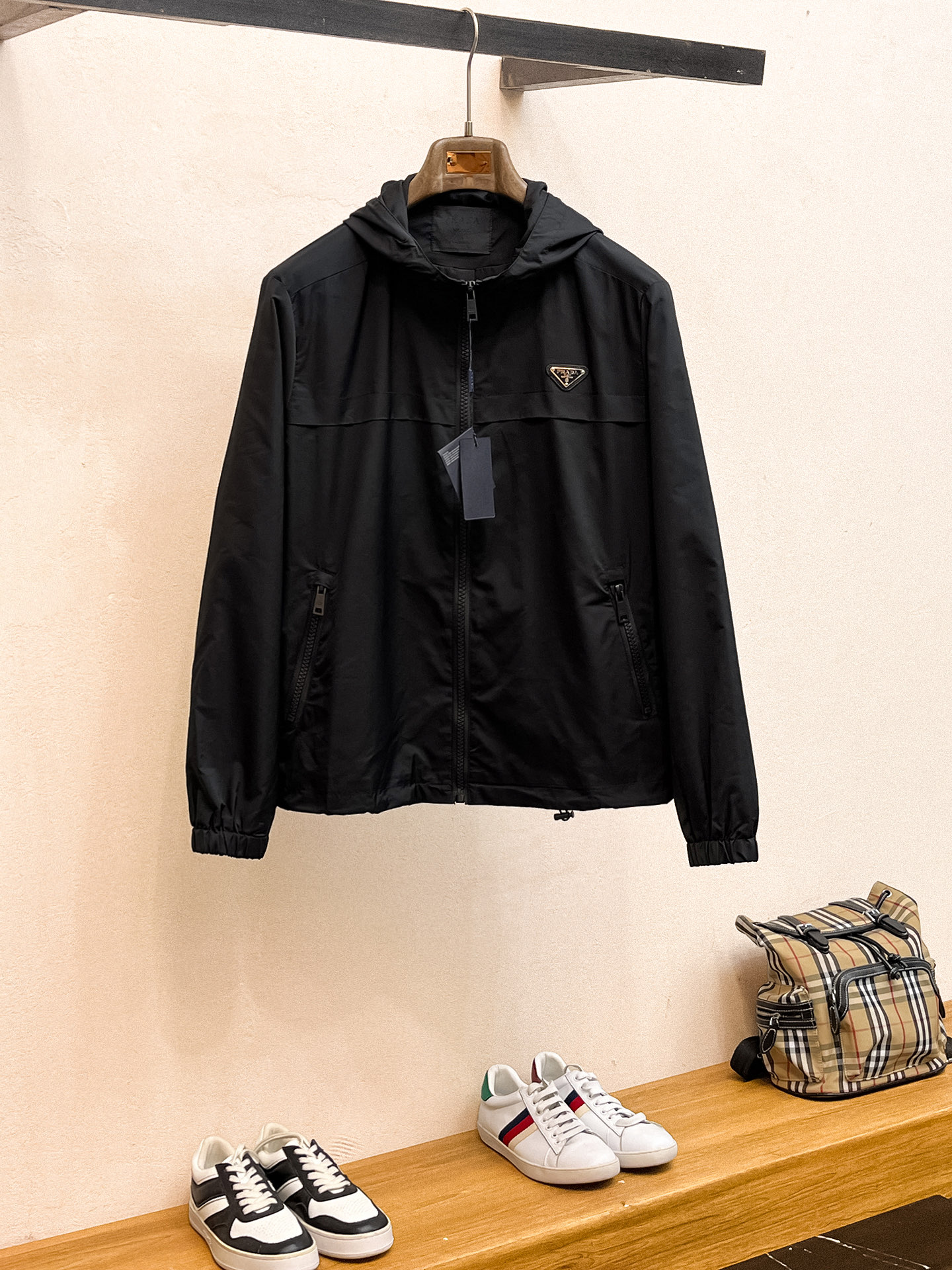 NO:527753,Prada Prada 2025 autumn and winter jacket top color full of classic triangle zipper metal original jacket, exquisite craftsmanship counter fabric, top-level elements fusion, classic jacket 3 standards, trendy men's fashion, both in comfort and incomparable existence. Code number M-3XL, prada, prada, jackets & coats, jackets & coats, alexander wang19860909普拉达 Prada 2025秋冬外套 顶级颜色满幅经典三角拉链金属原版打造夹克外套,精致工艺专柜面料,顶级元素融合打造,经典外套3标齐全,潮男时尚,无论是上身舒适度还是都是无可比拟的存在 码数M-3XL,,prada,prada,jackets & coats,jackets & coats,alexander wang,Men's clothing