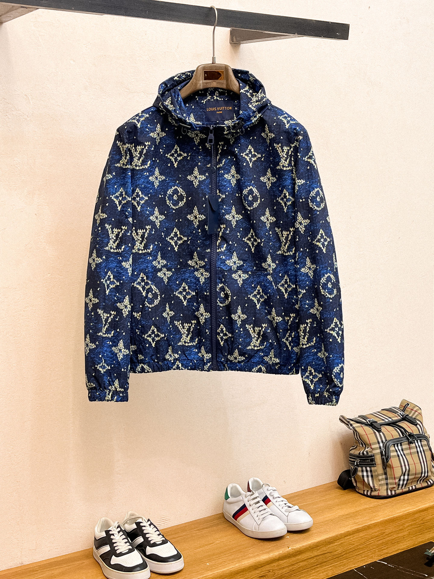 NO:526546,LV Donkey 2025 autumn and winter jacket Top color full of presbyterian print zipper metal original jacket, exquisite craftsmanship counter fabric, top-level elements fusion creation, classic jacket 3 specifications, trendy men's fashion, both on the comfort of the upper body and incomparable existence. Code number M-3XL,,louis vuitton,louis vuitton,louis vuitton,jackets & coats,jackets & coats,alexander wang19860909LV 驴家 2025秋冬外套 顶级颜色满幅老花印花拉链金属原版打造夹克外套,精致工艺专柜面料,顶级元素融合打造,经典外套3标齐全,潮男时尚,无论是上身舒适度还是都是无可比拟的存在 码数M-3XL,,louis vuitton,louis vuitton,louis vuitton,jackets & coats,jackets & coats,alexander wang,Men's clothing