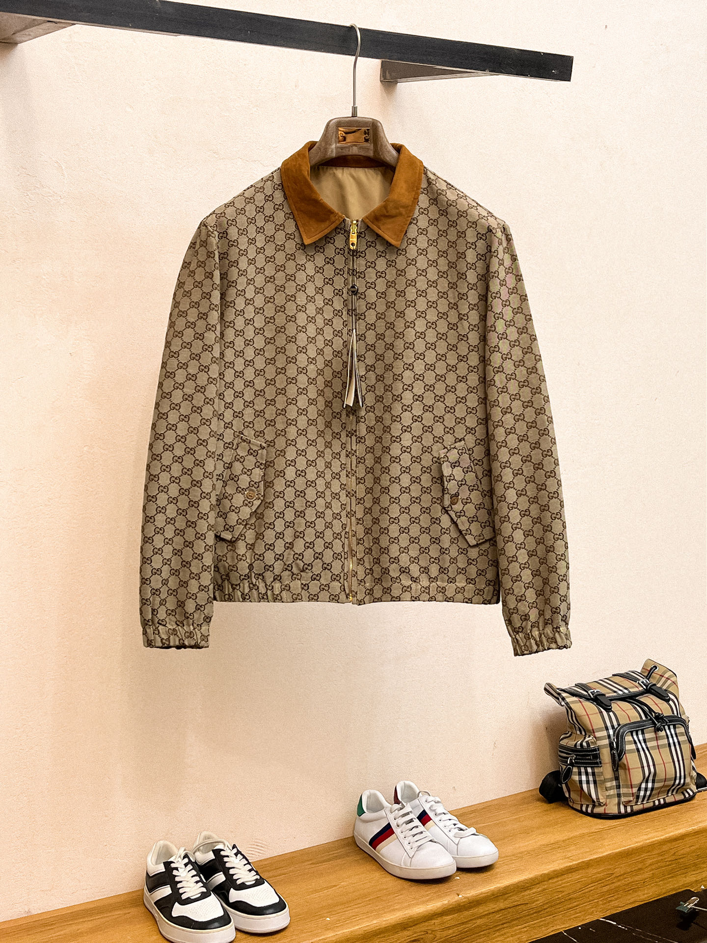 NO:526543,Gucci 2025 autumn and winter jacket Top color full of presbyterian zipper metal original jacket, exquisite craftsmanship counter fabric, top-level elements fusion, classic jacket 3 standards, trendy men's fashion, both in comfort and incomparable existence. Code number M-3XL, gucci,gucci,jackets & coats,jackets & coats,alexander wang19860909古驰 Gucci 2025秋冬外套 顶级颜色满幅老花拉链金属原版打造夹克外套,精致工艺专柜面料,顶级元素融合打造,经典外套3标齐全,潮男时尚,无论是上身舒适度还是都是无可比拟的存在 码数M-3XL,,gucci,gucci,jackets & coats,jackets & coats,alexander wang,Men's clothing