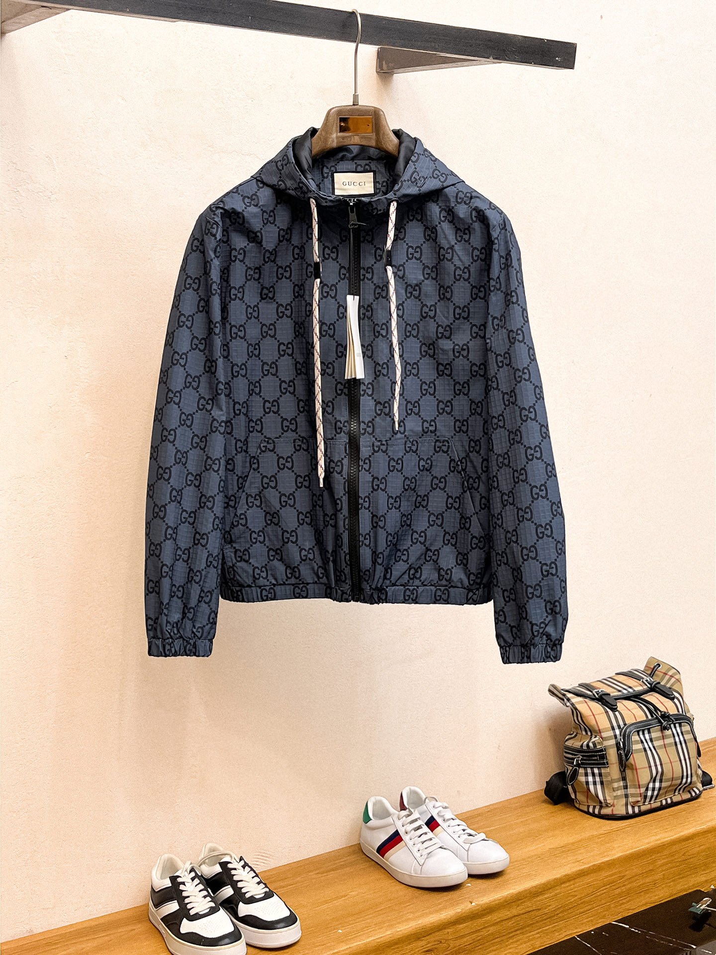 NO:527755,Gucci 2025 autumn and winter jacket Top color full of presbyterian zipper metal original jacket, exquisite craftsmanship counter fabric, top-level elements fusion, classic jacket 3 standards, trendy men's fashion, both in comfort and incomparable existence. Code number M-3XL, gucci,gucci,jackets & coats,jackets & coats,alexander wang19860909古驰 Gucci 2025秋冬外套 顶级颜色满幅老花拉链金属原版打造夹克外套,精致工艺专柜面料,顶级元素融合打造,经典外套3标齐全,潮男时尚,无论是上身舒适度还是都是无可比拟的存在 码数M-3XL,,gucci,gucci,jackets & coats,jackets & coats,alexander wang,Men's clothing