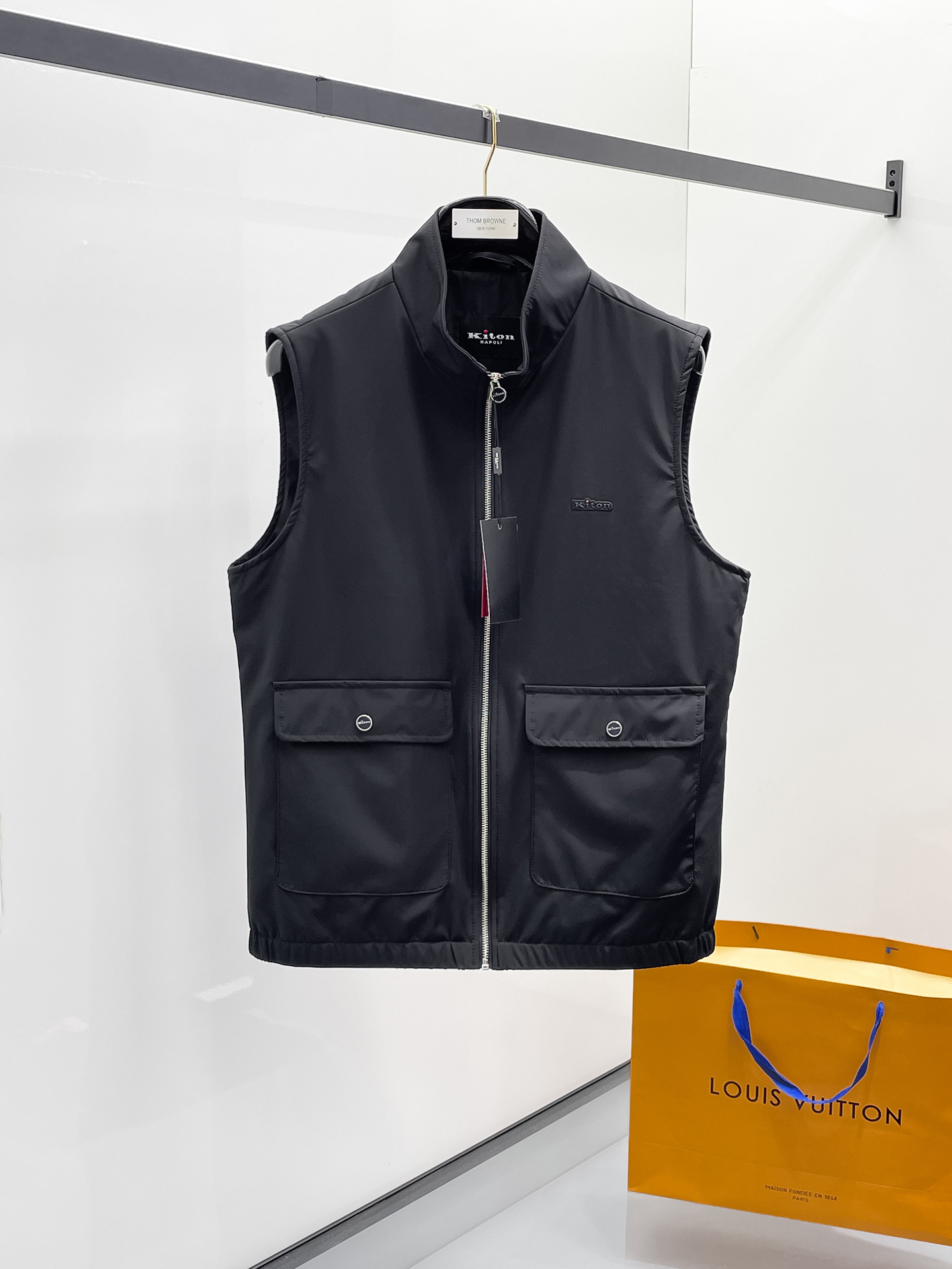 NO:600231,kiton vest jacket 2025 early autumn new popular counter new casual fashion jacket. Ultra-avant-garde design style. Delicate and comfortable. Very light and not easy to wrinkle. Multiple craftsmanship. The overall design is quite visual. The upper body is casual and stylish, with a certain degree of stiffness. It is definitely recommended for the temperament at the forefront of fashion. A must-have for urban leisure. Size M~3XL (48-56) multi-color, jackets & coats, jackets & coats, alexander  wang19860909kiton 马甲 外套 2025早秋新款爆款专柜新款休闲时尚夹克 超前卫设计风格 细腻舒适 穿着非常轻便不易起皱.多重重工艺 整体的设计颇具视觉感,上身休闲有型,有一定的挺括度,绝对走在时尚最尖端的气质感推荐,都市休闲必备. 码数M~3XL（48-56）多颜色,,jackets & coats,jackets & coats,alexander wang,Men's clothing