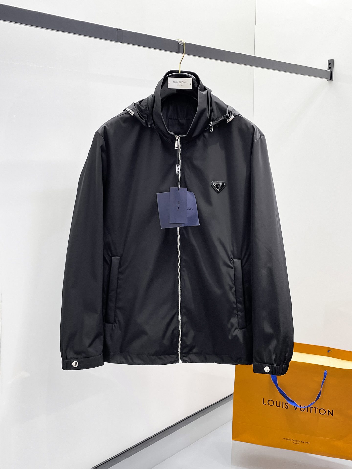 NO:600228,Prada 2025 early autumn new popular counter new casual fashion jacket. Ultra-avant-garde design style. Delicate and comfortable. Very light and not easy to wrinkle. Multiple craftsmanship. The overall design is quite visual. The upper body is casual and stylish, with a certain degree of stiffness. It is definitely recommended for the temperament that is at the forefront of fashion. A must-have for urban leisure. Size M~3XL (48-56) multi-color, prada, jackets & coats, alexander wang19860909普拉达 2025 早秋新款爆款专柜新款休闲时尚夹克 超前卫设计风格 细腻舒适 穿着非常轻便不易起皱.多重重工艺 整体的设计颇具视觉感,上身休闲有型,有一定的挺括度,绝对走在时尚最尖端的气质感推荐,都市休闲必备. 码数M~3XL（48-56）多颜色,,prada,jackets & coats,alexander wang,Men's clothing