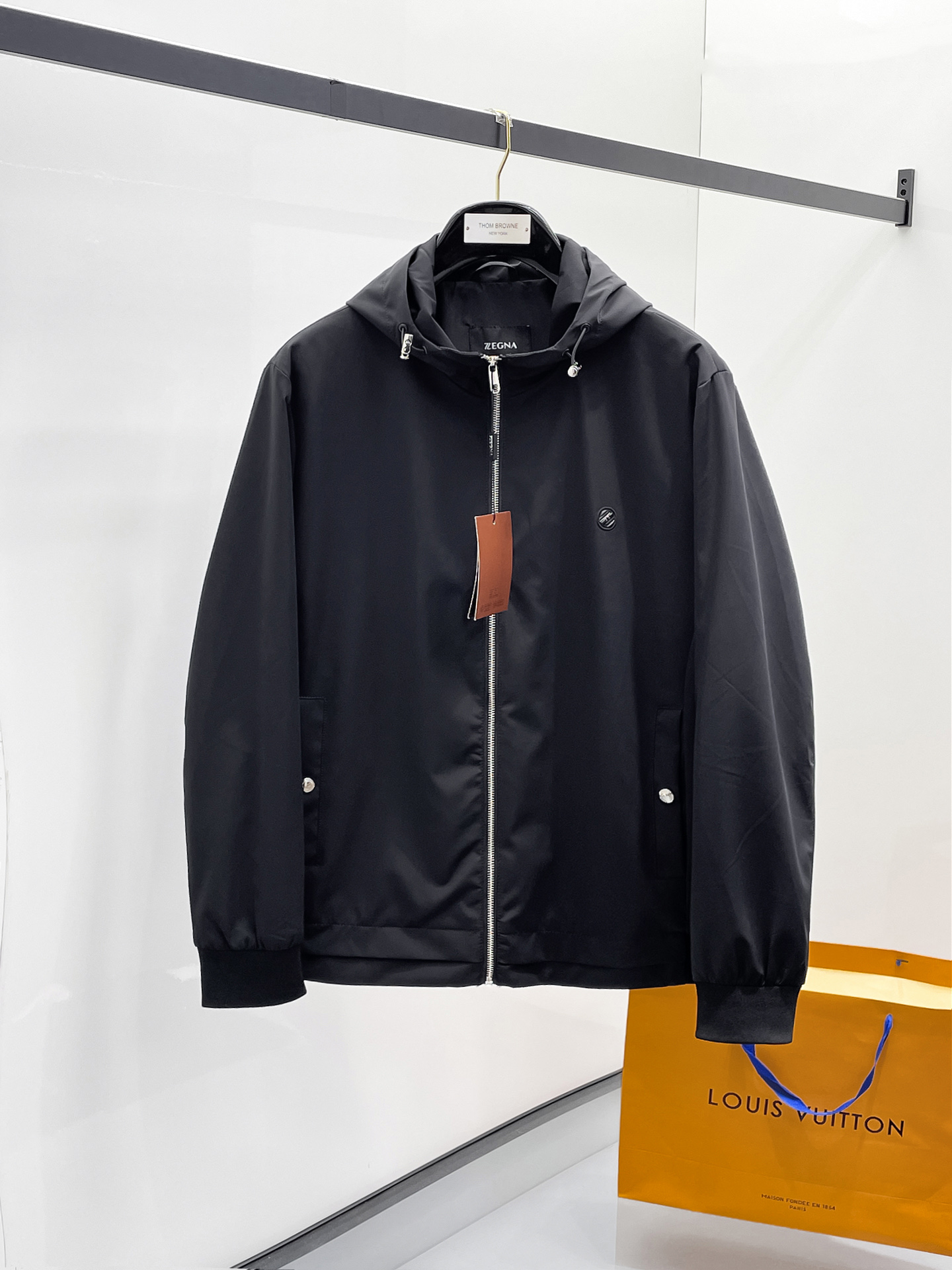 NO:600225,Zegna 2025 early autumn new popular counter new casual fashion jacket. Ultra-avant-garde design style. Delicate and comfortable. Very light and not easy to wrinkle. Multiple craftsmanship. The overall design is quite visual. The upper body is casual and stylish, with a certain degree of stiffness. It is definitely recommended for the temperament that is at the forefront of fashion. A must-have for urban leisure. Size M~3XL (48-56) multi-color,,zegna,jackets & coats,alexander wang19860909杰尼亚 2025 早秋新款爆款专柜新款休闲时尚夹克 超前卫设计风格 细腻舒适 穿着非常轻便不易起皱.多重重工艺 整体的设计颇具视觉感,上身休闲有型,有一定的挺括度,绝对走在时尚最尖端的气质感推荐,都市休闲必备. 码数M~3XL（48-56）多颜色,,zegna,jackets & coats,alexander wang,Men's clothing