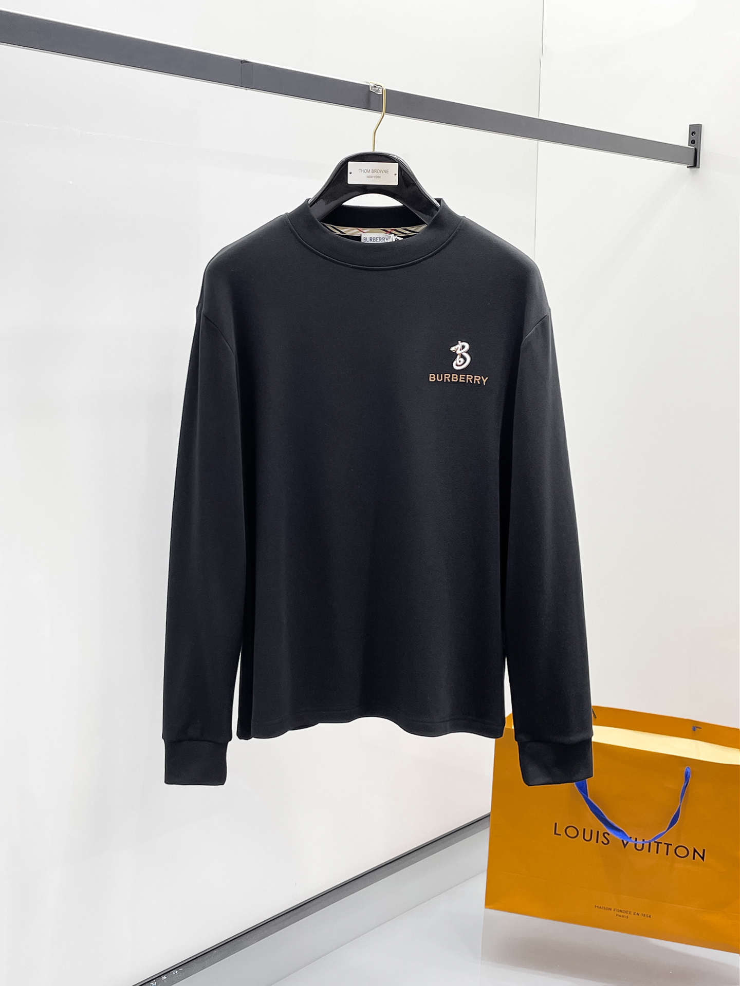 NO:729021,[Supports exchange after the year] Burberry 25ss autumn [new product] new trade order round neck long-sleeved bottoming shirt long-sleeved T-shirt internet celebrity model!  The upper body is comfortable and breathable, not stiff, and the whole body has a rich three-dimensional sense. It is a quality export order that meets the simple needs of commuters for dressing. The upper body effect is very good, slimming, and not picky about the figure. The fabric workmanship... is impeccable. Only good craftsmanship and good fabrics can make you wear a good taste. A must-have item. Size S-2XL, burberry, tees, t-shirt,19860909【支持年后退换】巴宝莉25ss秋季【新品】新款贸易订单圆领长袖打底衫长袖T恤网红款！上身舒适透气,不僵硬,整体有着丰富的立体感,品质出口订单,满足通勤人们对于着装的简约需求,上身效果很好,显瘦,不挑剔身材.面料做工....无可挑剔,好工艺好面料才能穿出好品味一款,人手必备单品 码数S-2XL,,burberry,tees，t-shirt,,Men's clothing