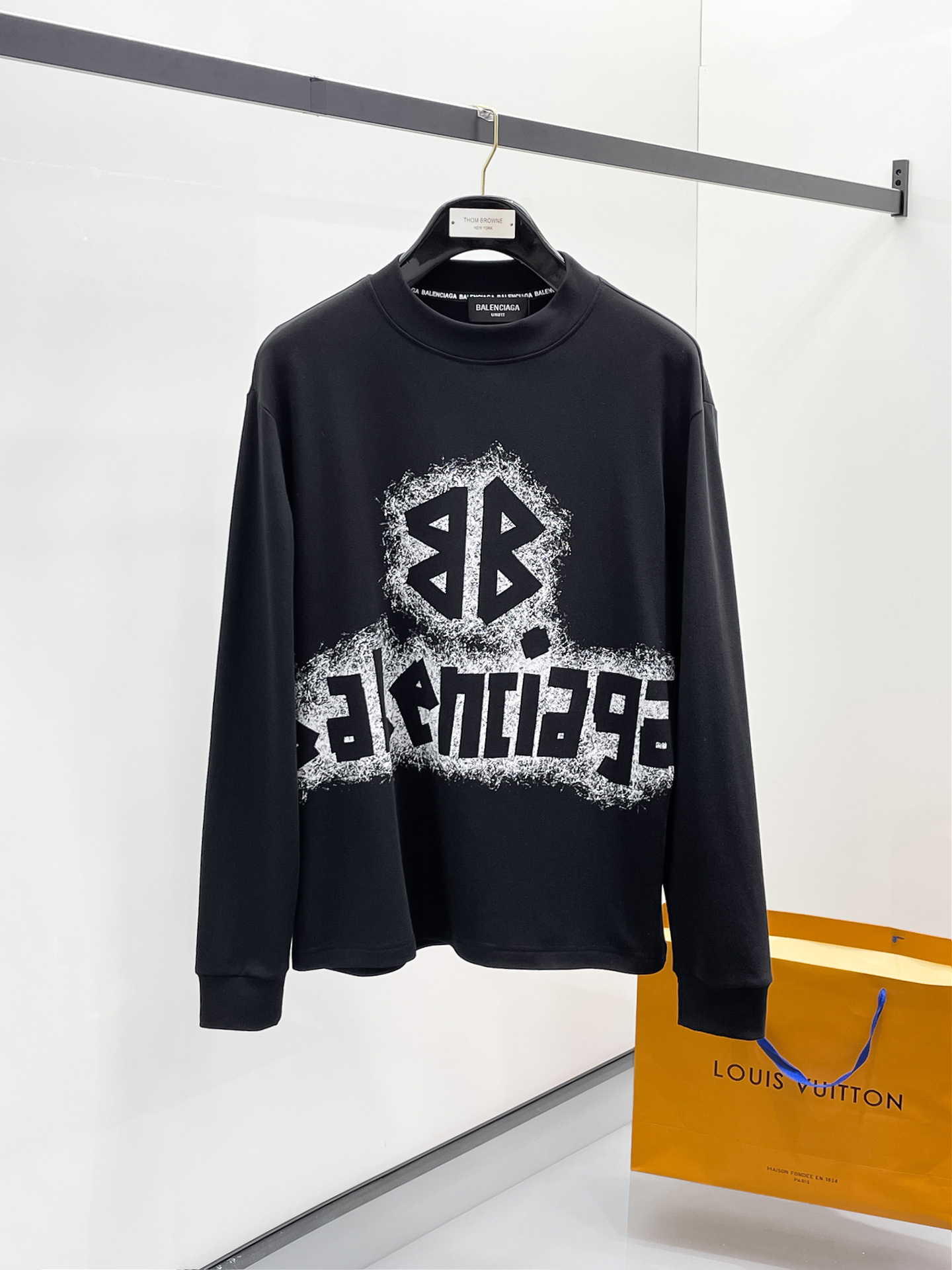 NO:729013,[Supports exchange after the year] Balenciaga 25ss autumn [new product] new trade order round neck long-sleeved bottoming shirt long-sleeved T-shirt internet celebrity style!  The upper body is comfortable and breathable, not stiff, and the whole body has a rich three-dimensional sense. It is a high-quality export order that meets the simple needs of commuters. The upper body effect is very good, slimming, and not picky about the figure. The fabric workmanship... is impeccable. Good craftsmanship and good fabrics can make you wear a good taste. It is a must-have item. Size S-2XL, balenciaga, tees, t-shirt,19860909【支持年后退换】巴黎世家25ss秋季【新品】新款贸易订单圆领长袖打底衫长袖T恤网红款！上身舒适透气,不僵硬,整体有着丰富的立体感,品质出口订单,满足通勤人们对于着装的简约需求,上身效果很好,显瘦,不挑剔身材.面料做工....无可挑剔,好工艺好面料才能穿出好品味一款,人手必备单品 码数S-2XL,,balenciaga,tees，t-shirt,,Men's clothing