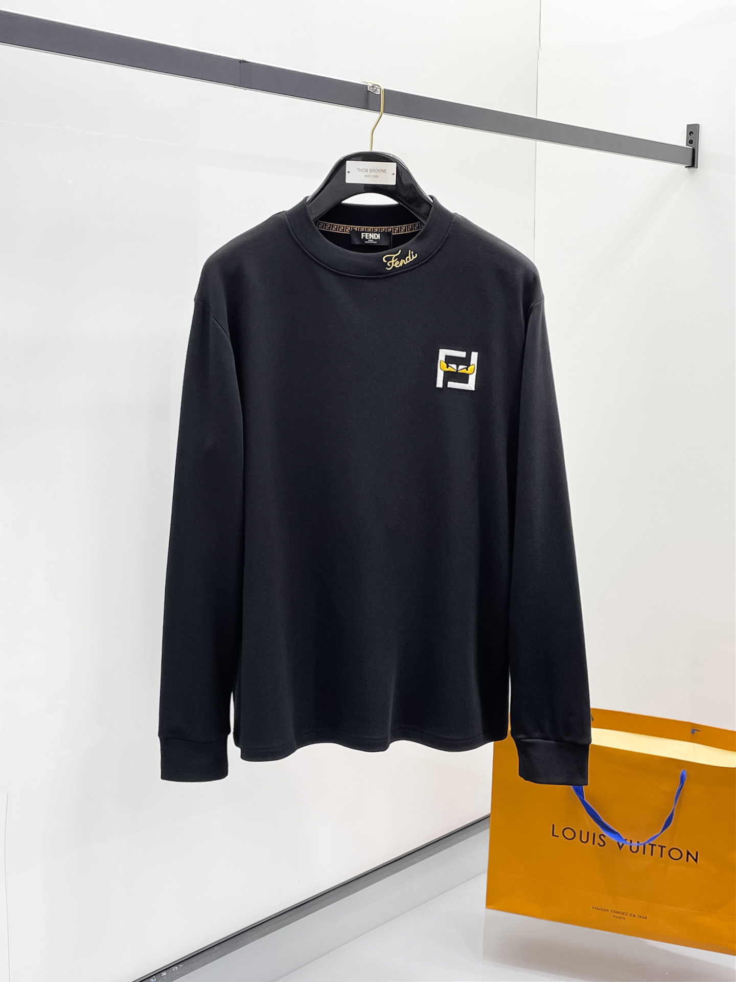 NO:729005,[Supports exchange after the year] Fendi 25ss autumn [new product] new trade order round neck long-sleeved bottoming shirt long-sleeved T-shirt internet celebrity style!  The upper body is comfortable and breathable, not stiff, and the whole body has a rich three-dimensional sense. It is a high-quality export order that meets the simple needs of commuters. The upper body effect is very good, slimming, and not picky about the figure. The fabric workmanship... is impeccable. Only good workmanship and good fabrics can make you wear a good taste. A must-have item. Size S-2XL, fendi, tees, t-shirt,19860909【支持年后退换】芬迪25ss秋季【新品】新款贸易订单圆领长袖打底衫长袖T恤网红款！上身舒适透气,不僵硬,整体有着丰富的立体感,品质出口订单,满足通勤人们对于着装的简约需求,上身效果很好,显瘦,不挑剔身材.面料做工....无可挑剔,好工艺好面料才能穿出好品味一款,人手必备单品 码数S-2XL,,fendi,tees，t-shirt,,Men's clothing
