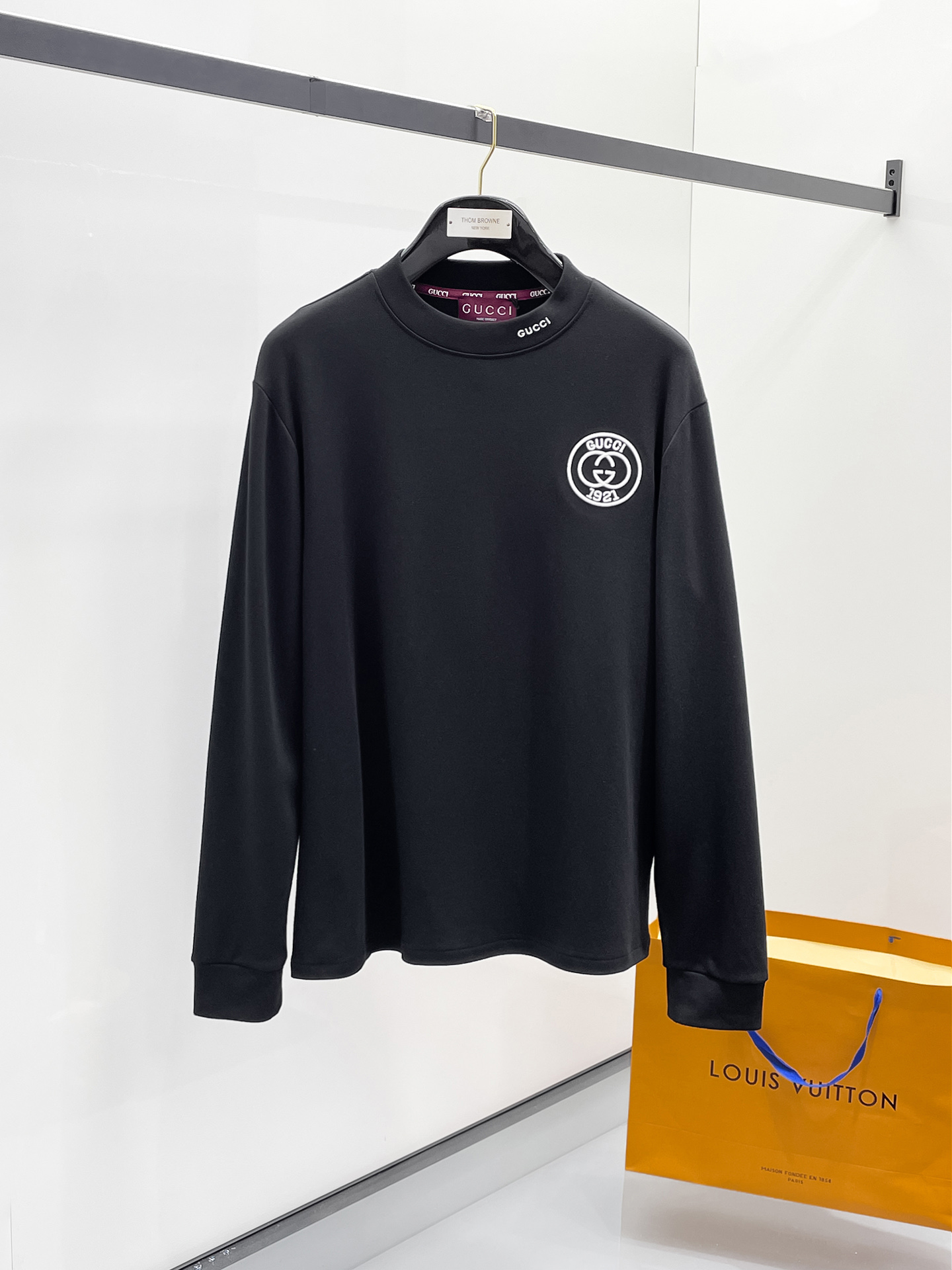 NO:728999,[Supports exchange after the year] Gucci 25ss autumn [new product] new trade order round neck long-sleeved bottoming shirt long-sleeved T-shirt Internet celebrity style!  The upper body is comfortable and breathable, not stiff, and the whole body has a rich three-dimensional sense. It is a quality export order that meets the simple needs of commuters for dressing. The upper body effect is very good, slimming, and not picky about the figure. The fabric workmanship... is impeccable. Only good craftsmanship and good fabrics can make you wear a good taste. A must-have item. Size S-2XL, gucci, tees, t-shirt,19860909【支持年后退换】古驰25ss秋季【新品】新款贸易订单圆领长袖打底衫长袖T恤网红款！上身舒适透气,不僵硬,整体有着丰富的立体感,品质出口订单,满足通勤人们对于着装的简约需求,上身效果很好,显瘦,不挑剔身材.面料做工....无可挑剔,好工艺好面料才能穿出好品味一款,人手必备单品 码数S-2XL,,gucci,tees，t-shirt,,Men's clothing