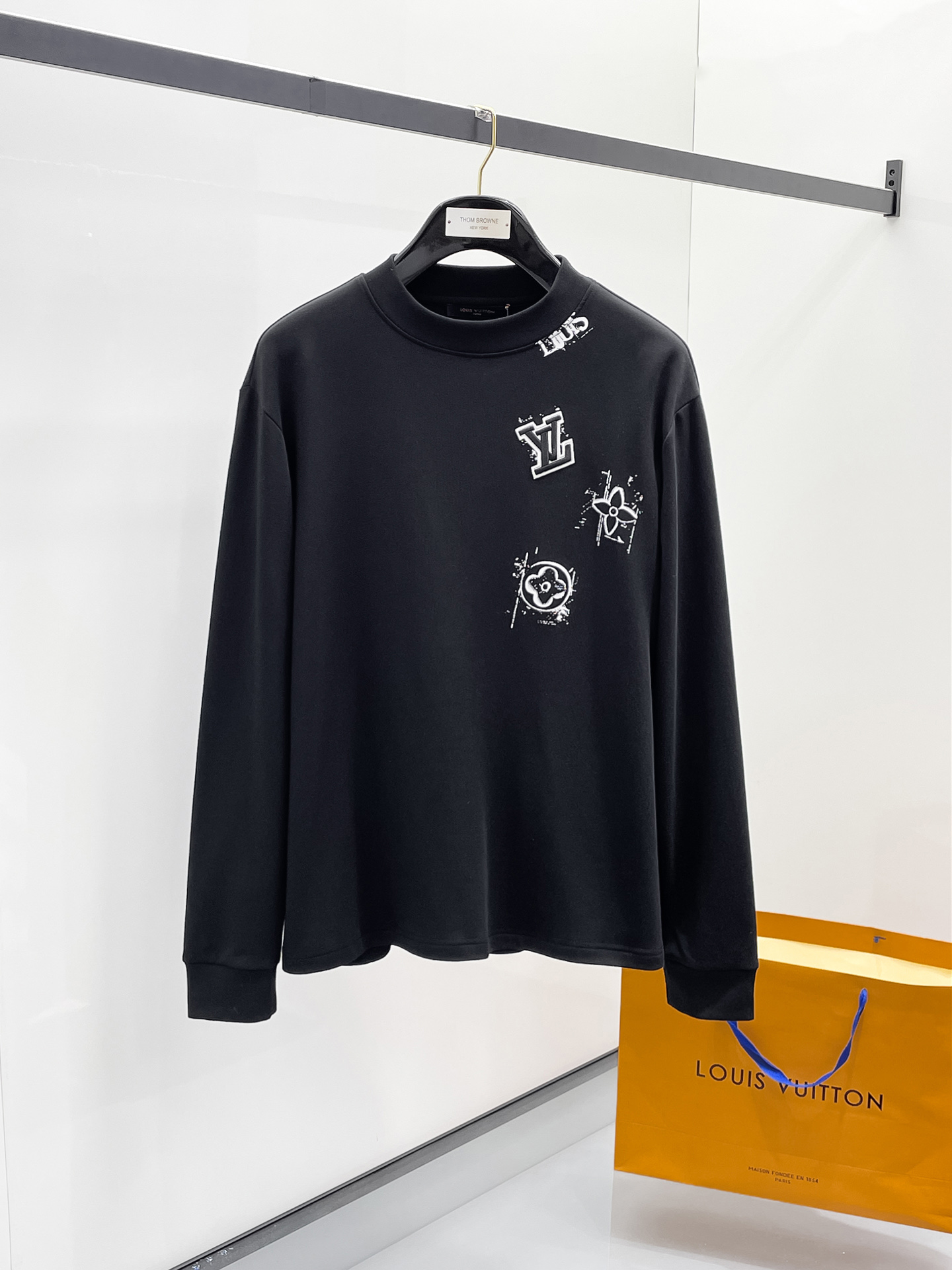 NO:728992,[Supports exchange after the year] LV 25ss autumn [new product] new trade order round neck long-sleeved bottoming shirt long-sleeved T-shirt internet celebrity style!  The upper body is comfortable and breathable, not stiff, and has a rich three-dimensional sense. It is a quality export order that meets the simple needs of commuters. The upper body effect is very good, slimming, and not picky about the figure. The fabric workmanship... is impeccable. Only good craftsmanship and good fabrics can make you wear a good taste. A must-have item. Size S-2XL, Louis Vuitton, tees, t-shirt,19860909【支持年后退换】 LV 25ss秋季【新品】新款贸易订单圆领长袖打底衫长袖T恤网红款！上身舒适透气,不僵硬,整体有着丰富的立体感,品质出口订单,满足通勤人们对于着装的简约需求,上身效果很好,显瘦,不挑剔身材.面料做工....无可挑剔,好工艺好面料才能穿出好品味一款,人手必备单品 码数S-2XL,,louis vuitton,tees，t-shirt,,Men's clothing